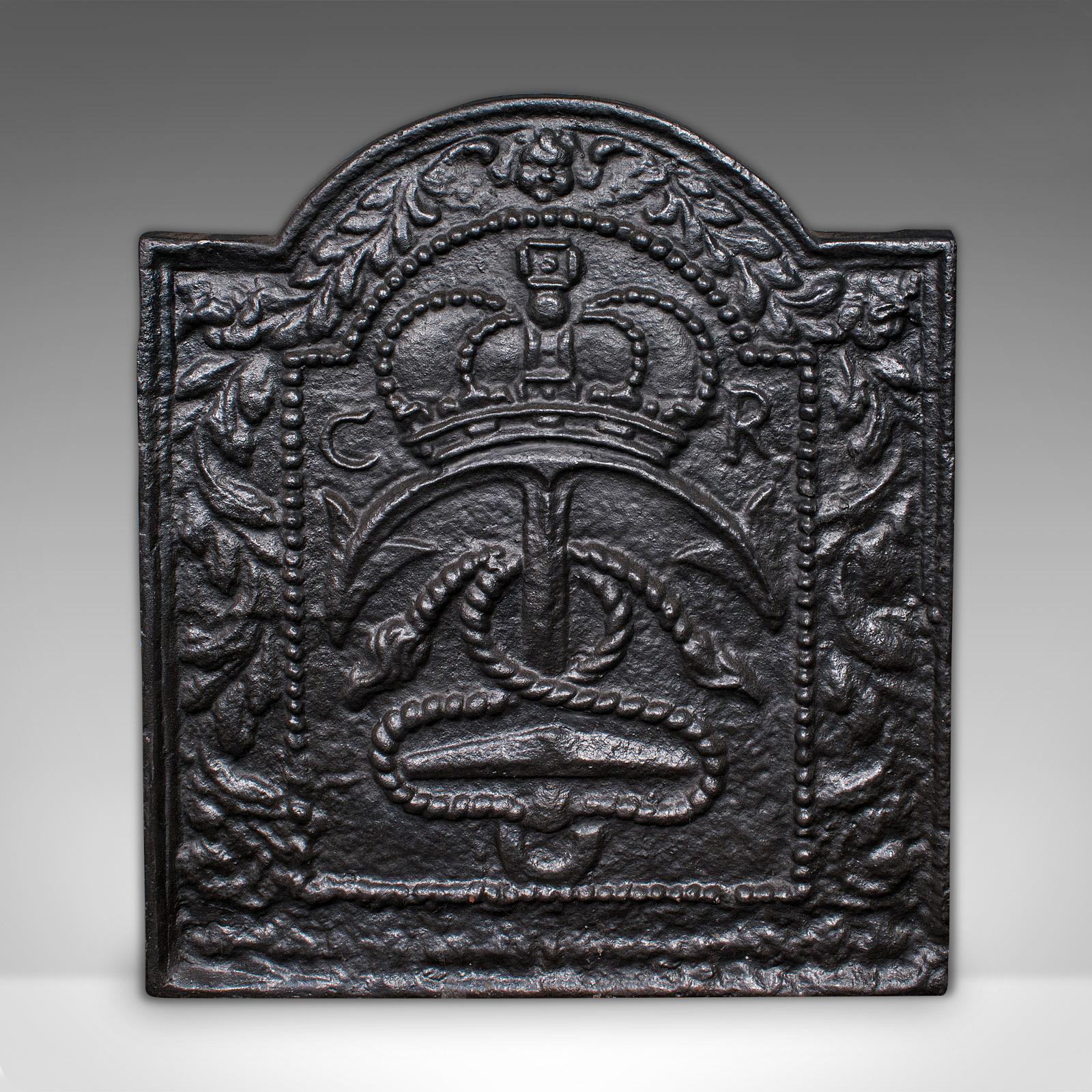 Si tratta di un antico focolare marittimo, un riflettore per caminetto in ghisa inglese di gusto carolingio, risalente al primo periodo vittoriano, circa 1850. Un attraente pezzo da caminetto con un forte richiamo nautico e storico.

Una ghisa