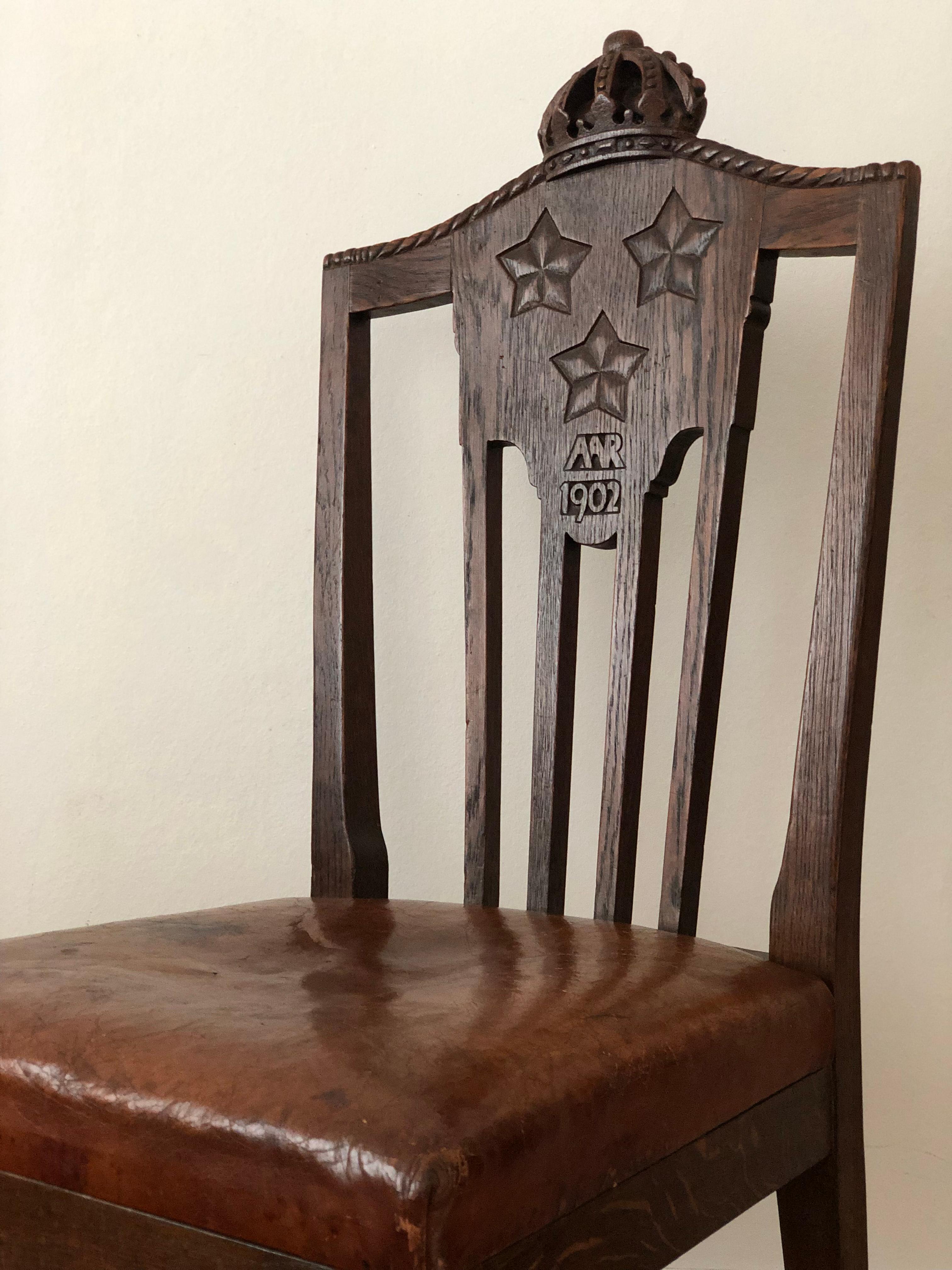 Cette élégante chaise en chêne a été conçue à l'origine pour le premier clubhouse du Royal Danish Yacht Club à Copenhague, situé à Pinnebergs Ravelin by Langelinie. À l'époque, le club était installé dans des locaux loués par De Forenede Bryggerier