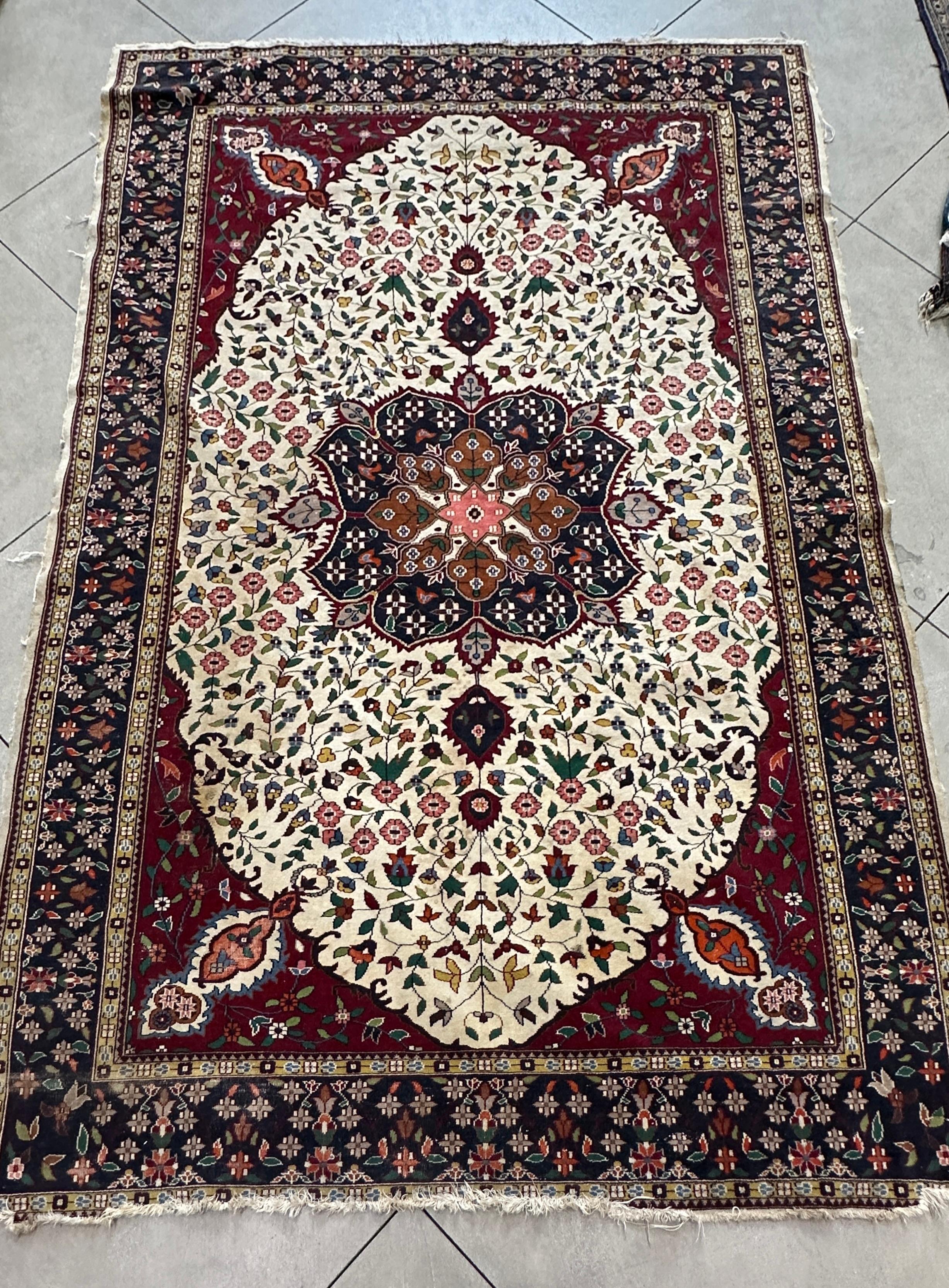 Rehaussez votre espace de vie avec l'allure intemporelle de notre tapis d'accent indien Old Maroon and Beige. Cette pièce exquise illustre l'art et la richesse culturelle de l'artisanat indien, avec un mélange captivant de tons marron et beige.
