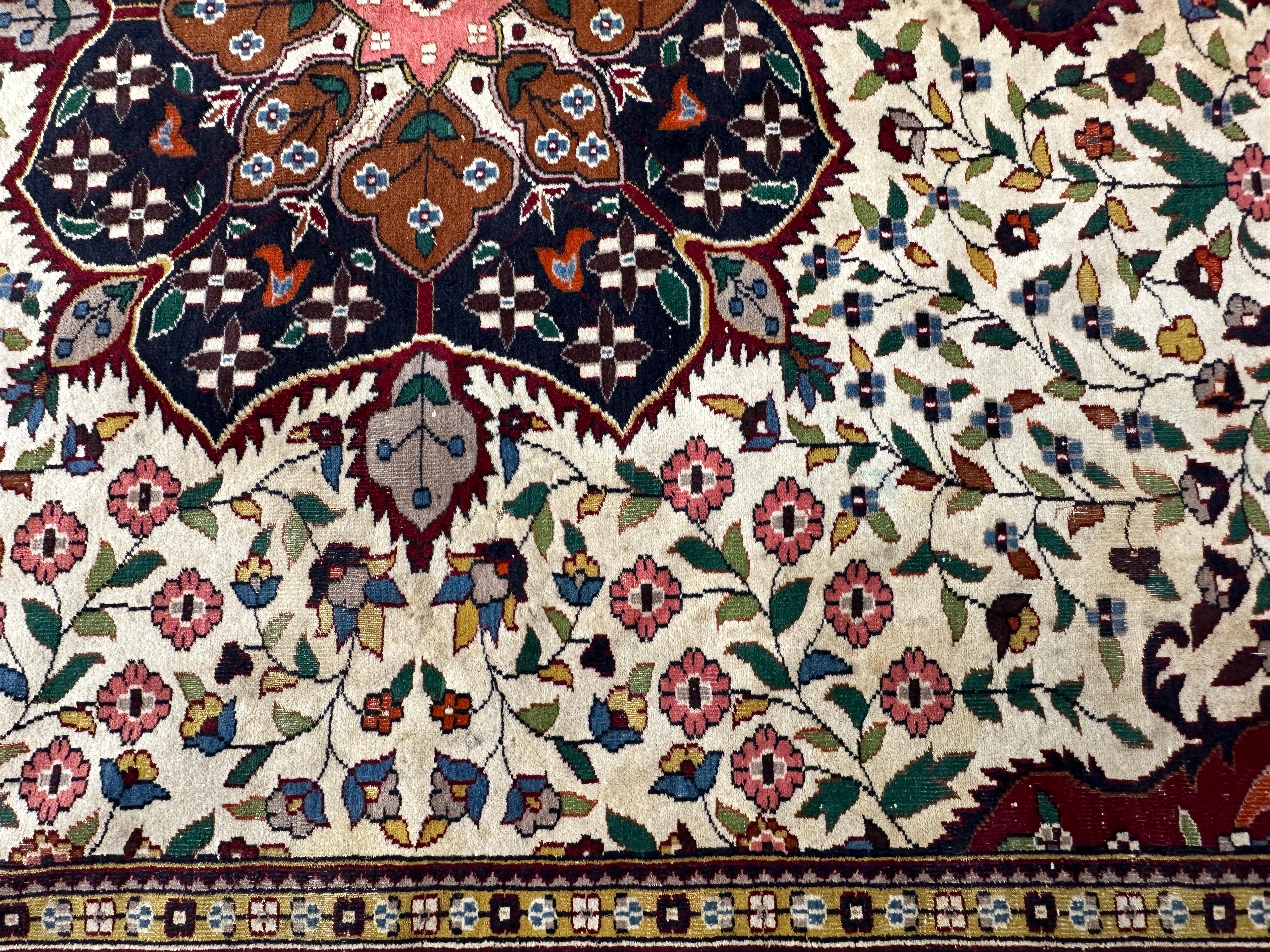 Tissé à la main Tapis indien ancien marron et beige en vente