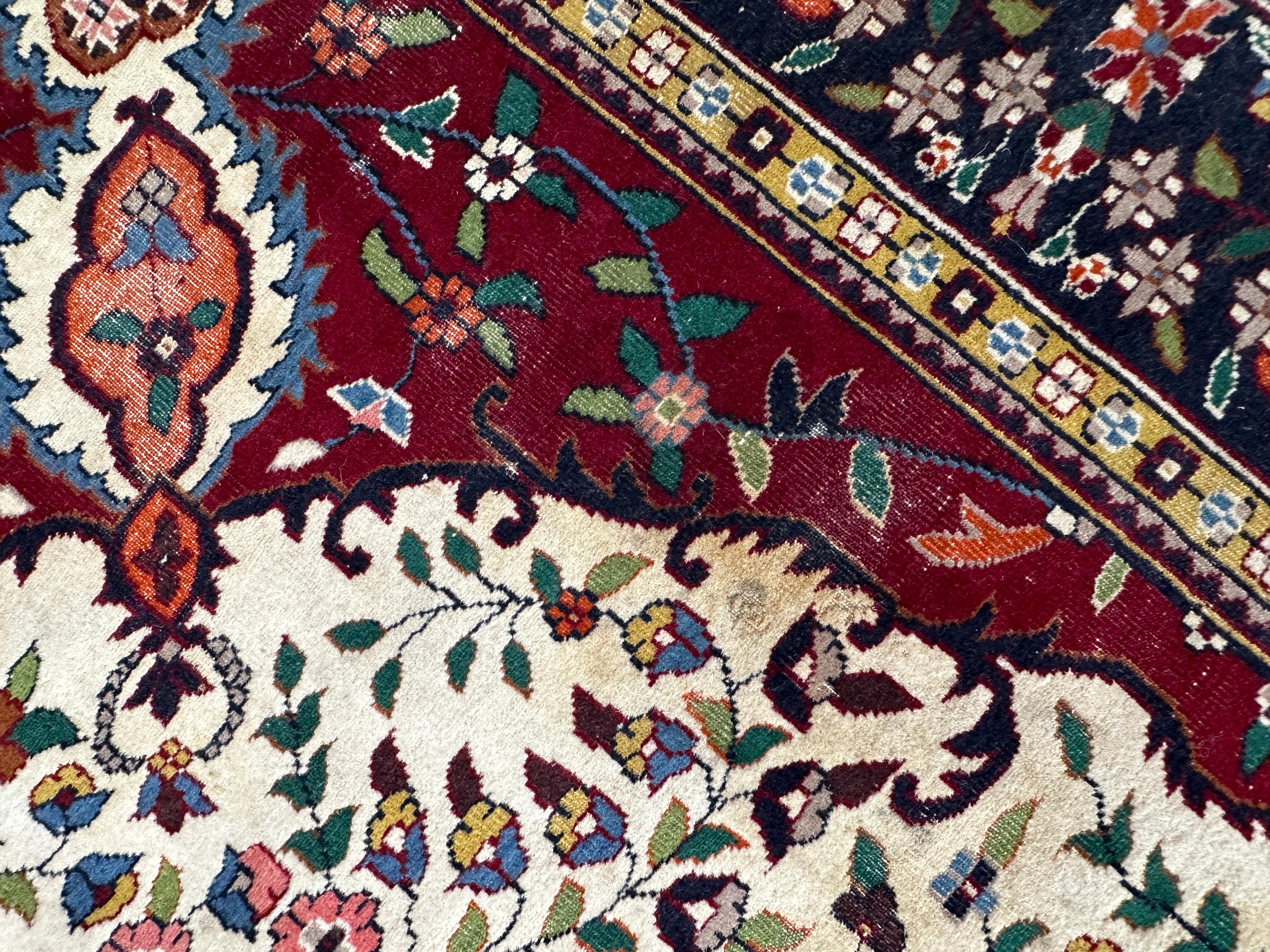 Tapis indien ancien marron et beige État moyen - En vente à West Hollywood, CA