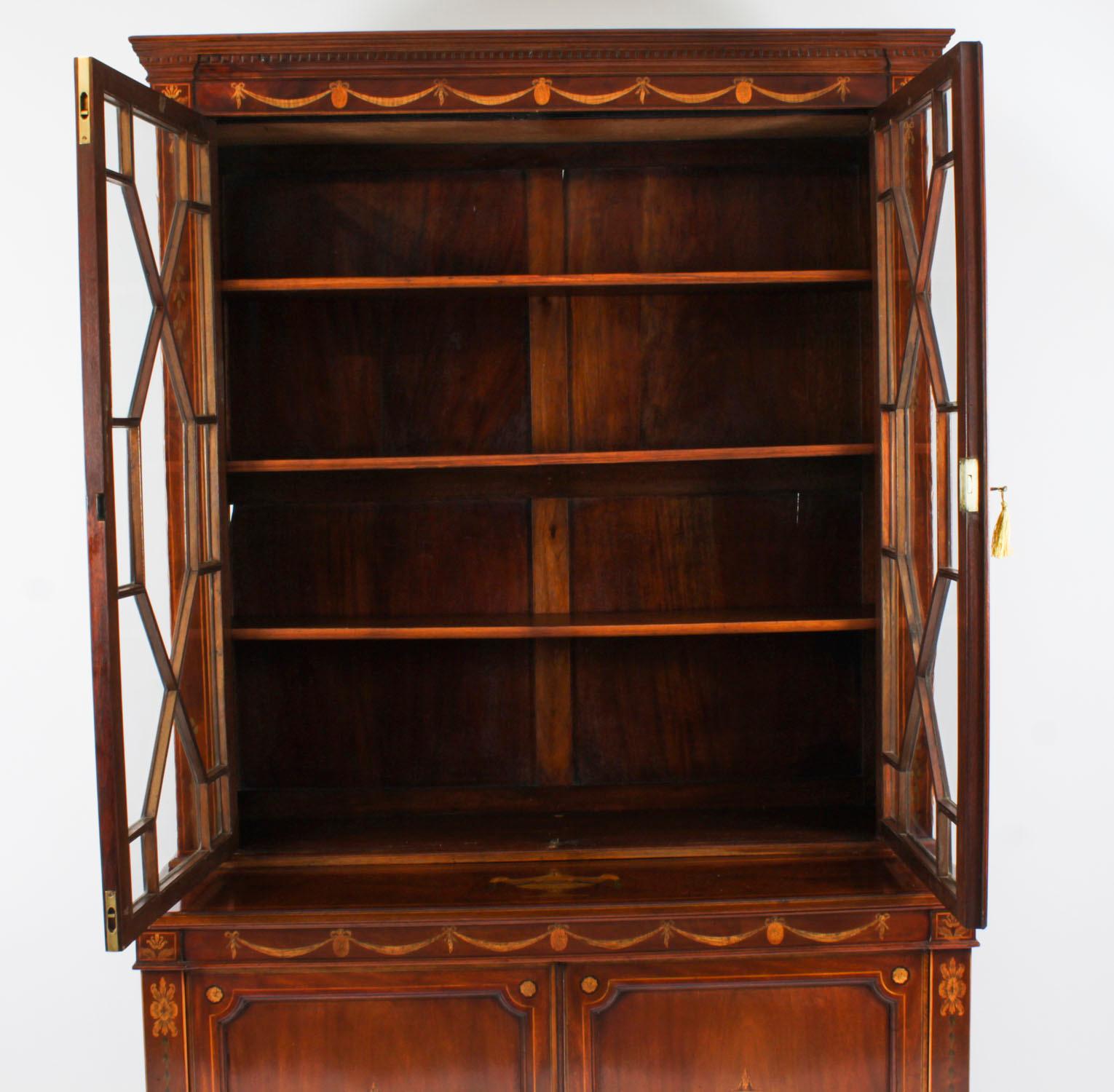 Bibliothèque ancienne en marqueterie 19ème siècle en vente 9