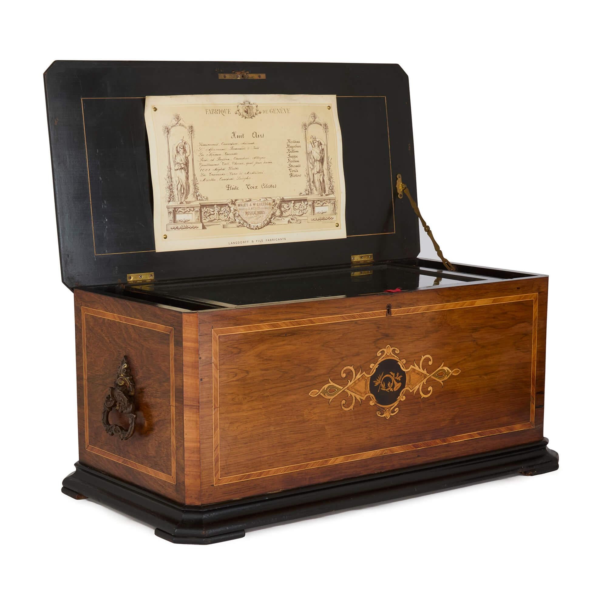 Boîte à musique ancienne en bois marqueté de Langdorff & Fils
Suisse, fin du 19e siècle 
Hauteur 31cm, largeur 68cm, profondeur 35cm

Fabriquée à la fin du XIXe siècle, cette boîte à musique exquise a été produite par Langdorff & Fils, un fabricant