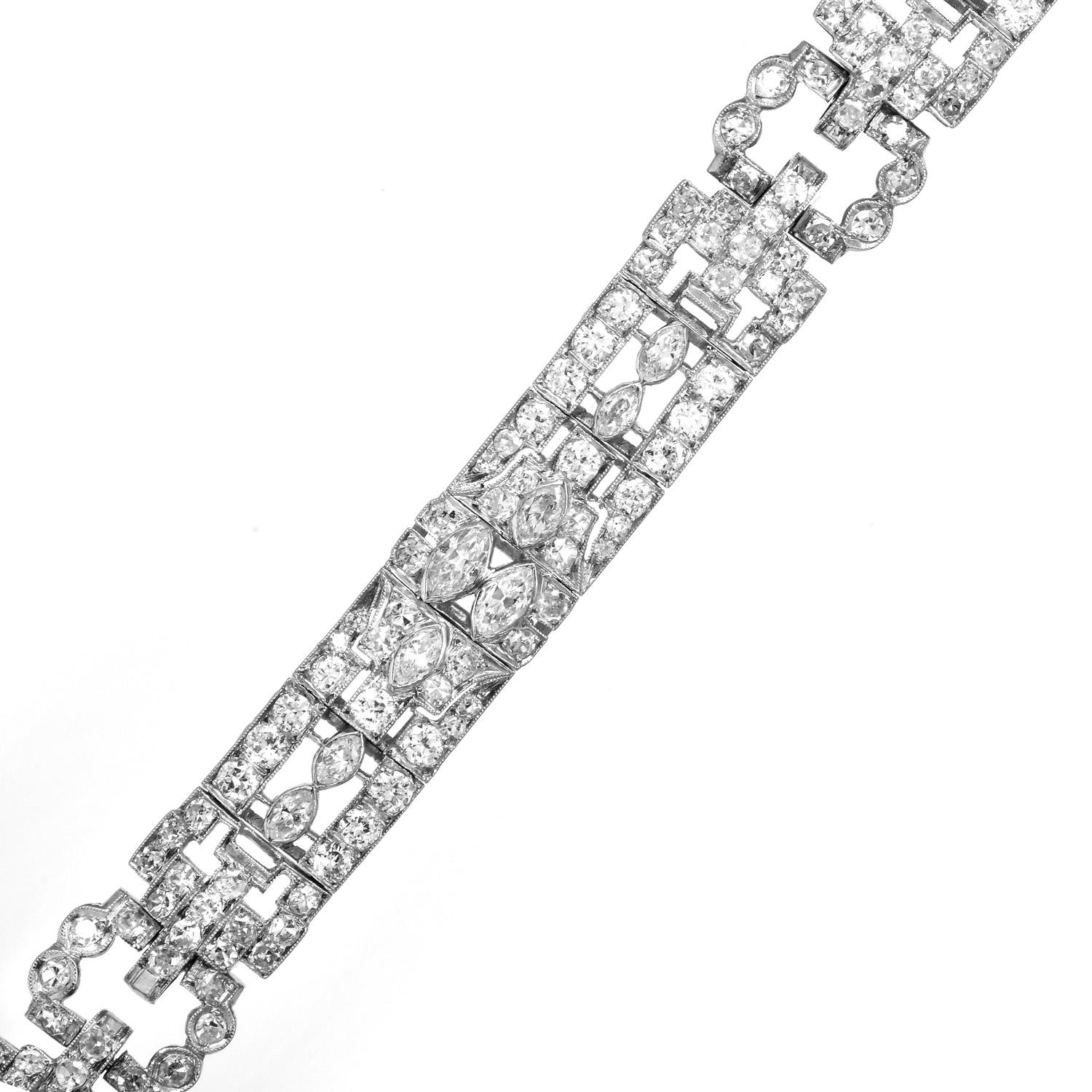 Erleben Sie die zarte Schönheit dieses geometrischen Art-Déco-Gliederarmbands.

Dieses bemerkenswert elegante und lebendige Armband ist aus hochwertigem Platin gefertigt.  In der Mitte der Glieder befinden sich 24 echte Diamanten im Marquise-Schliff