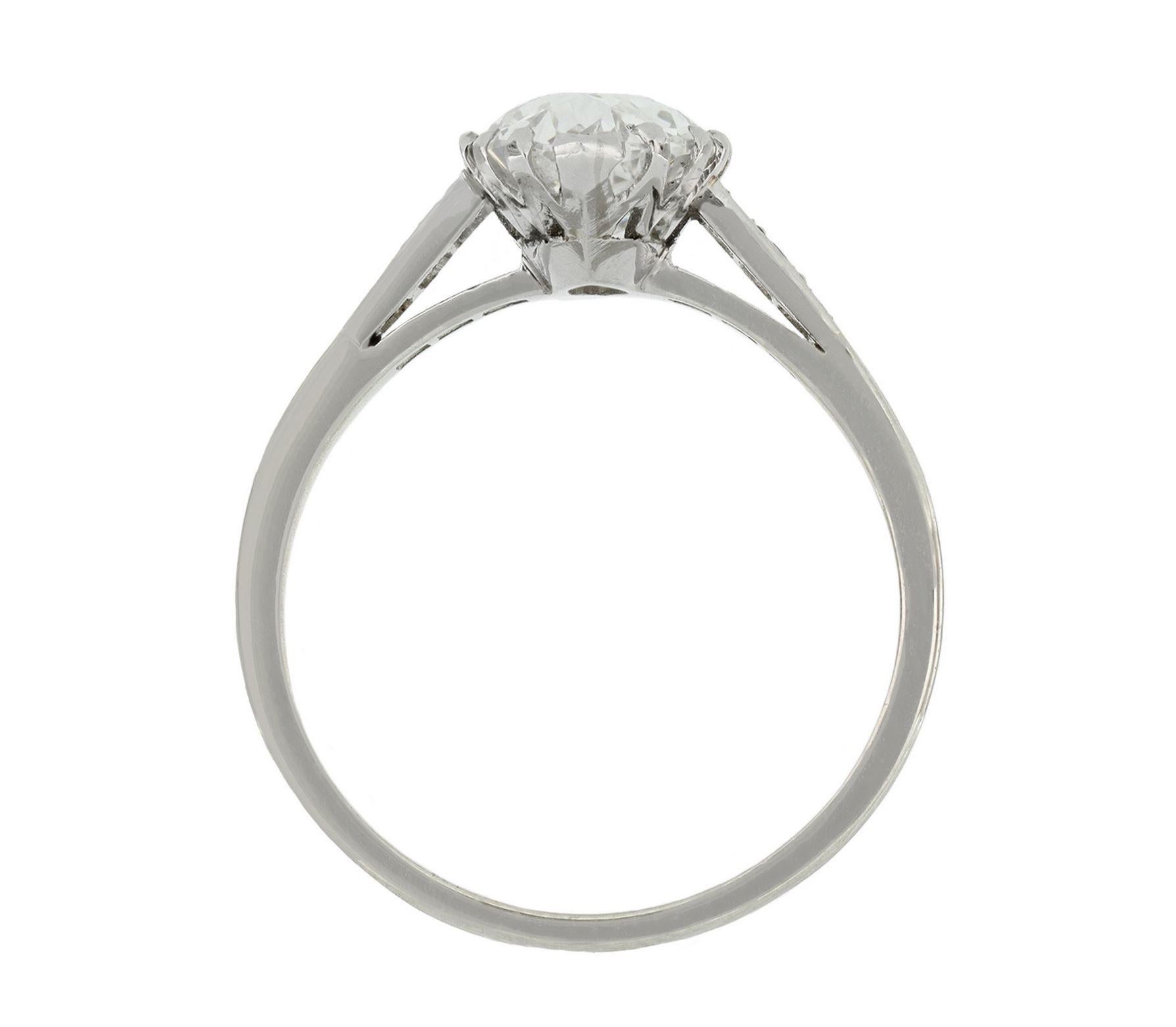 Bague ancienne en diamant solitaire marquise. Au centre, un diamant marquise de taille ancienne, couleur G, pureté VS1, en serti griffe ouvert, d'un poids de 2,25 carats, flanqué de six diamants ronds de taille huit en serti grain ouvert, d'un poids