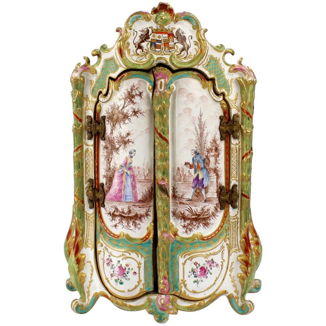 Ancienne armoire ou coffret à bijoux miniature en faïence française de Marseille
