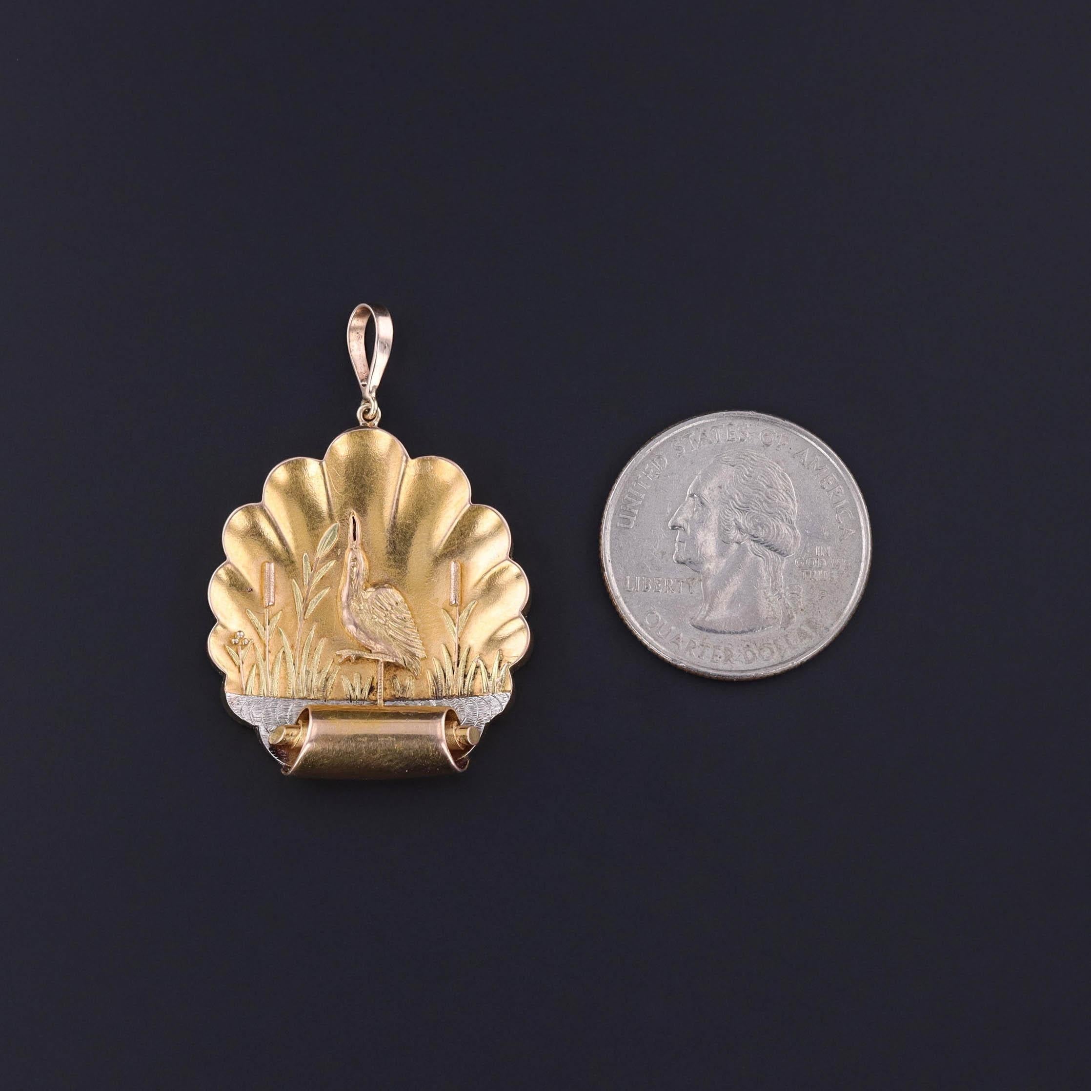 Ciondolo antico a forma di uccello: Questo ciondolo in oro 14k (circa 1915-1920) raffigura un uccello che si trova in una palude all'interno di una cornice smerlata. Il pezzo è in oro giallo con accenti in oro rosa e bianco.

Il ciondolo era