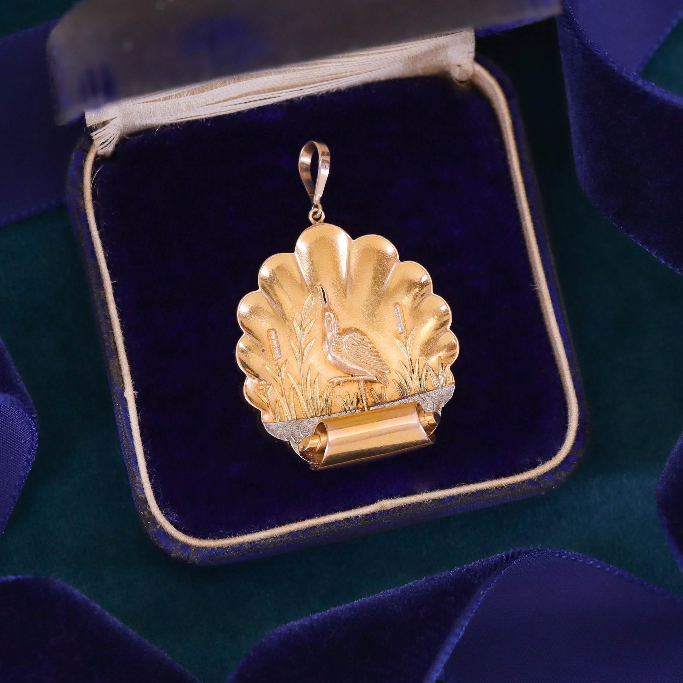 Donna Ciondolo antico con uccello di palude in oro 14k in vendita