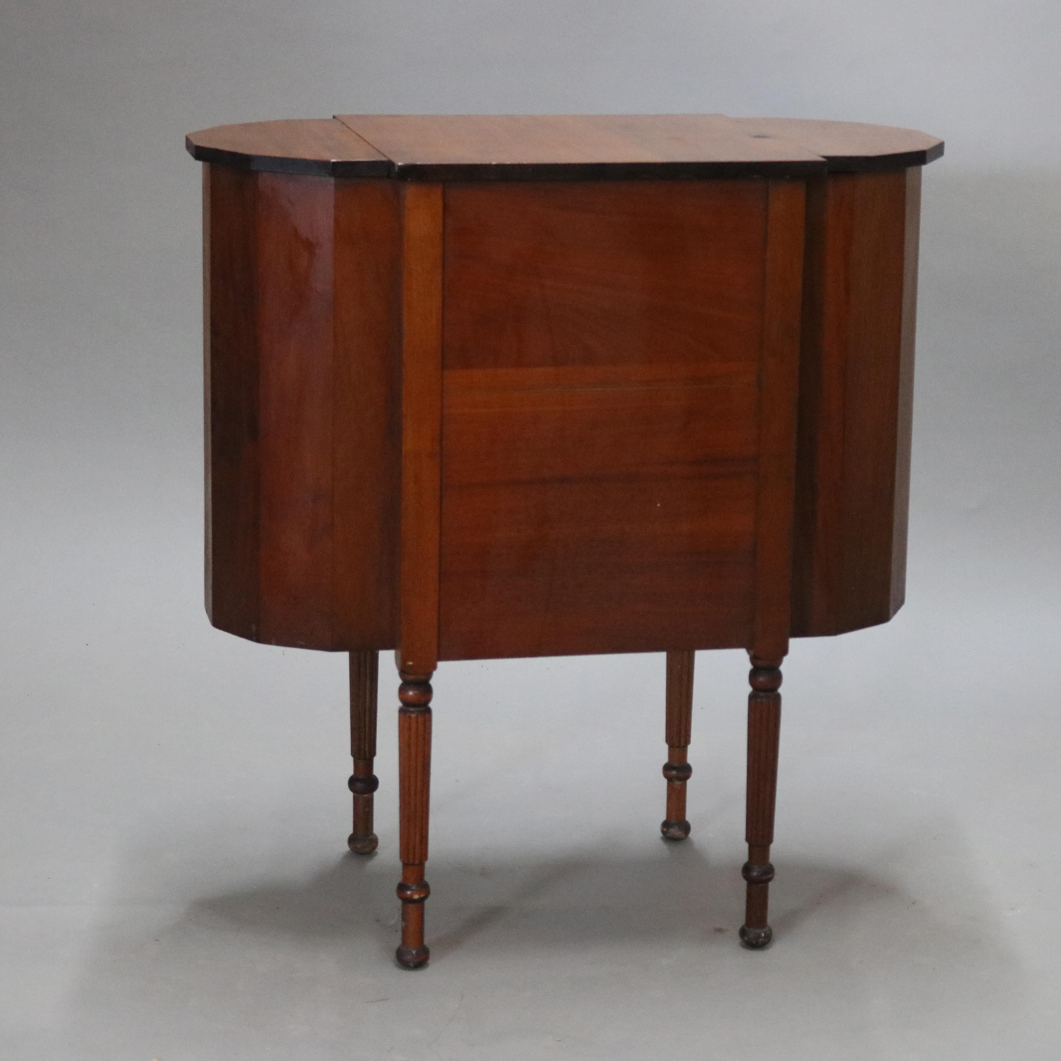 Américain Antiquity Martha Washington Mahogany Sewing Stand with Project Pockets, circa 1930