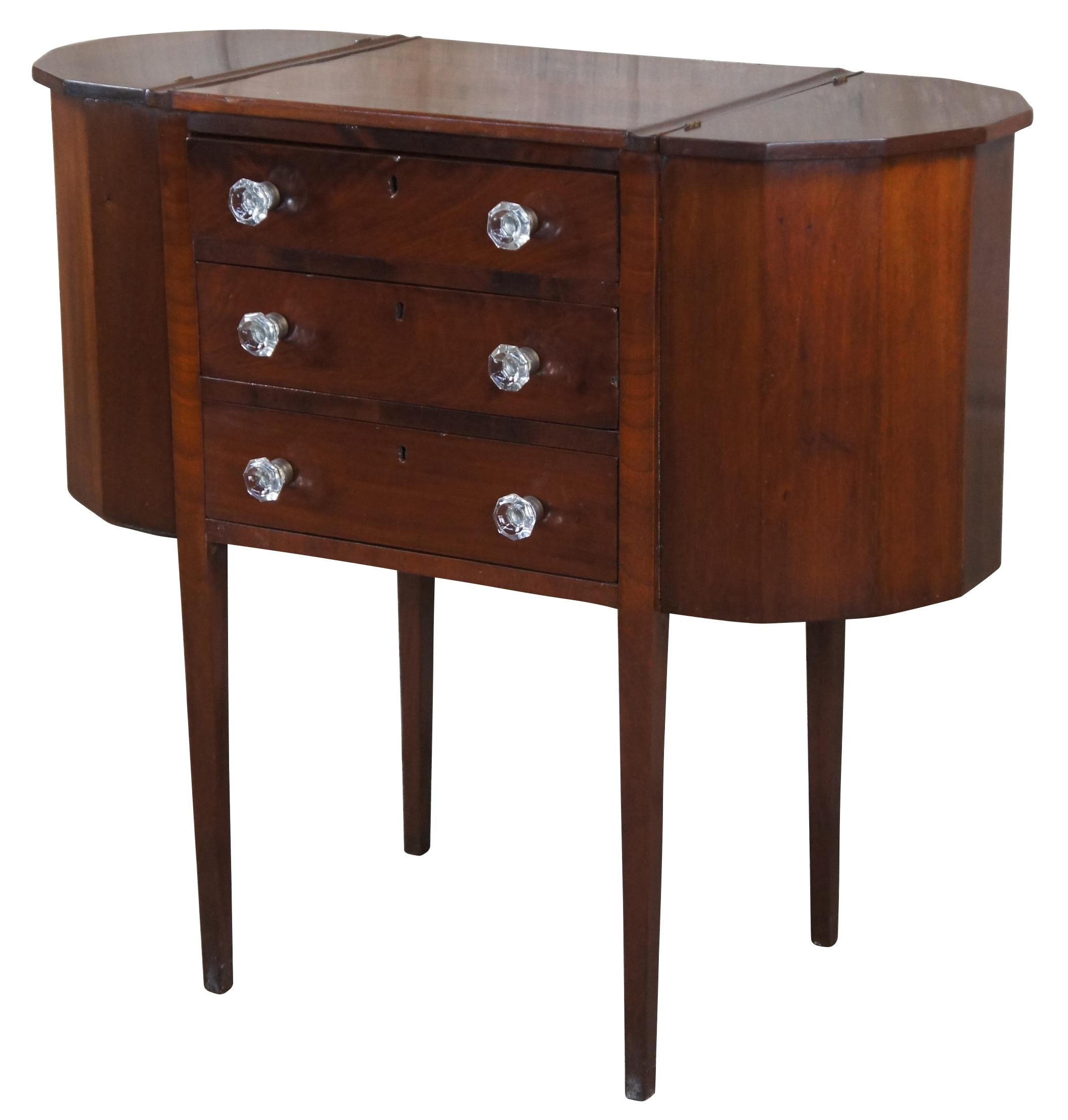 Fédéral Ancienne Martha Washington Mahogany Spool Sewing Cabinet Chest Side Table Stand en vente