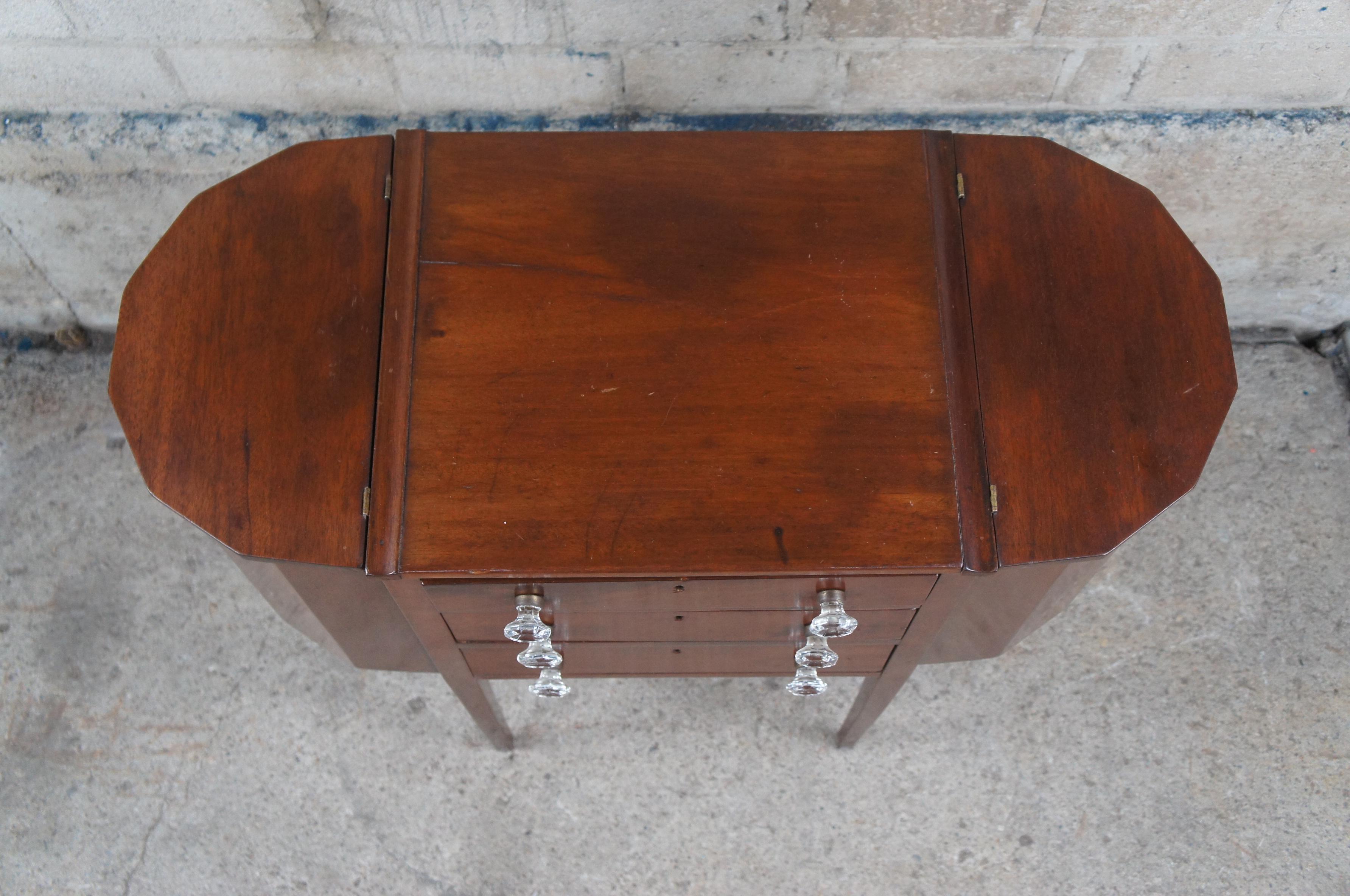 Ancienne Martha Washington Mahogany Spool Sewing Cabinet Chest Side Table Stand Bon état - En vente à Dayton, OH