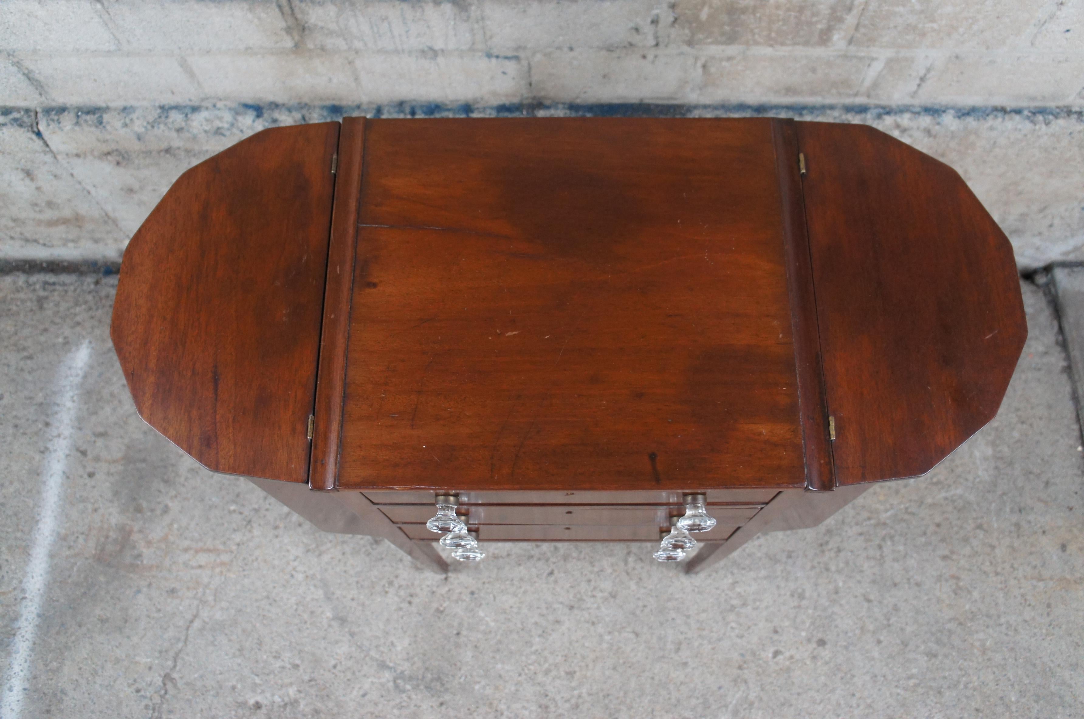 Ancienne Martha Washington Mahogany Spool Sewing Cabinet Chest Side Table Stand en vente 1