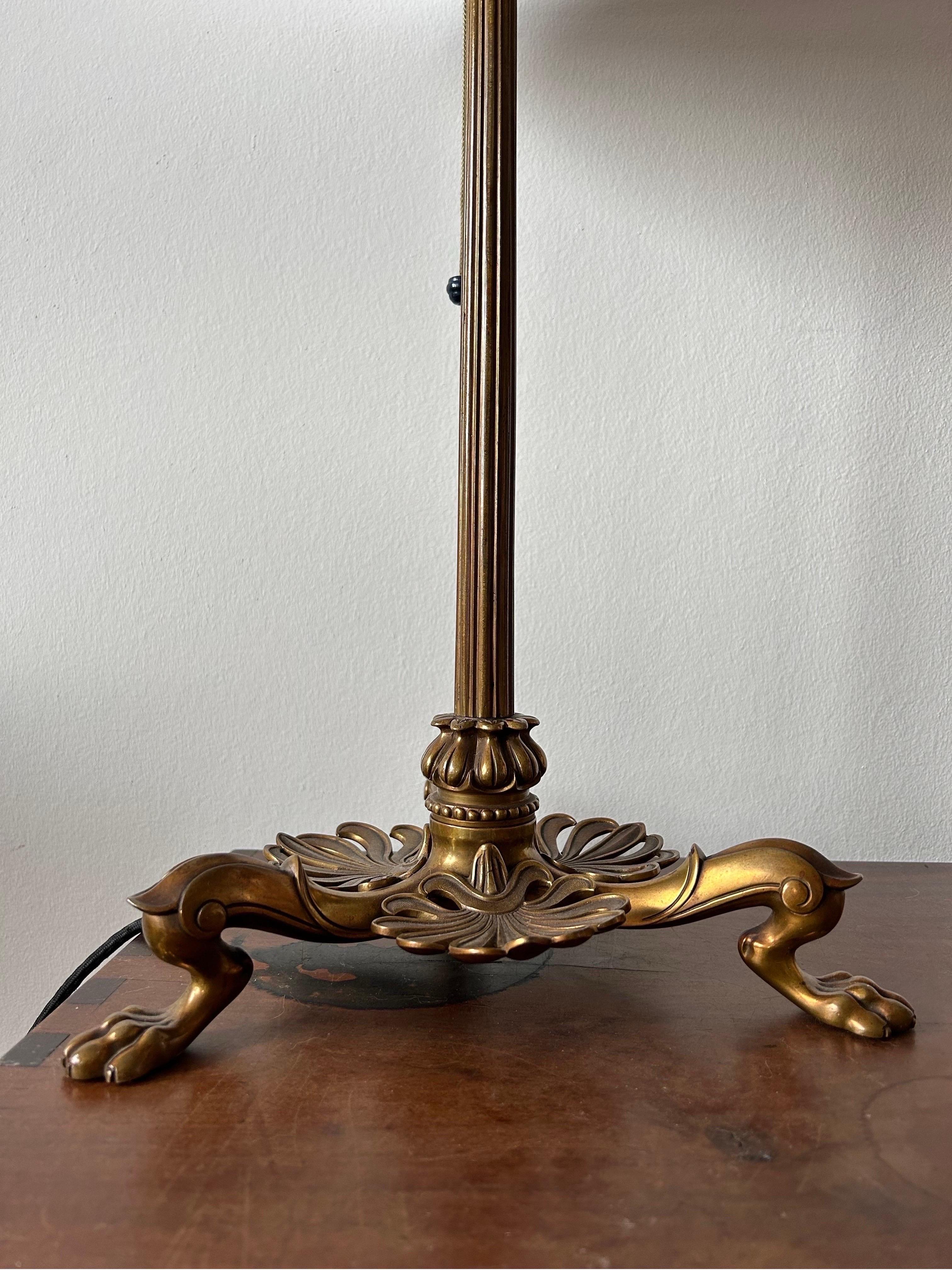 Rare lampe de table en bronze de Martin Gottlib Bindesbøll, fabriquée au Danemark dans les années 1850. Véritable témoignage de l'artisanat scandinave, cette lampe met en valeur l'esthétique du design renommé de Bindesbøll et l'attention portée aux
