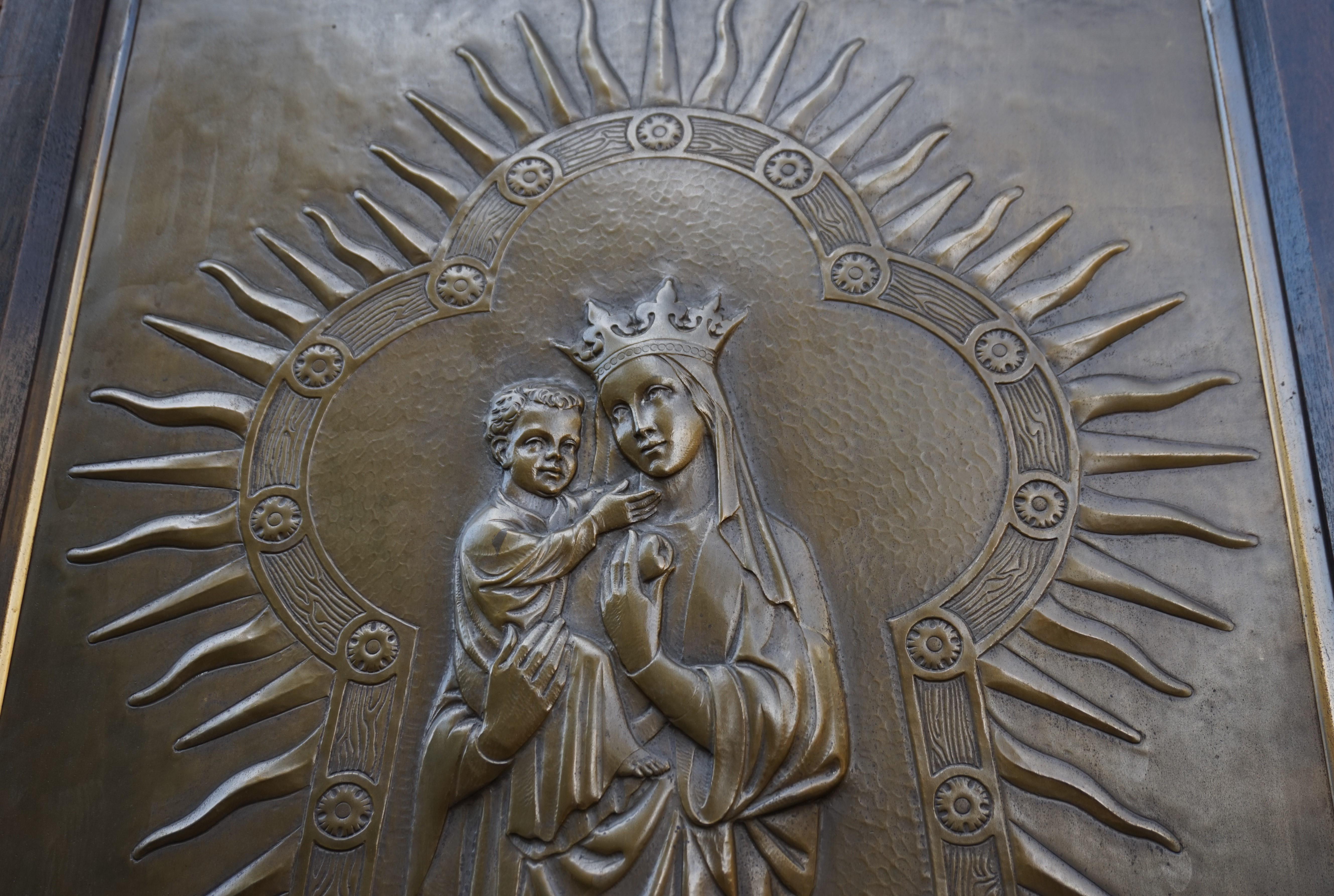 Antique Mary and Child Jesus Gothic Revival Brass Church Wall Plaque / Sculpture In Excellent Condition In Lisse, NL
