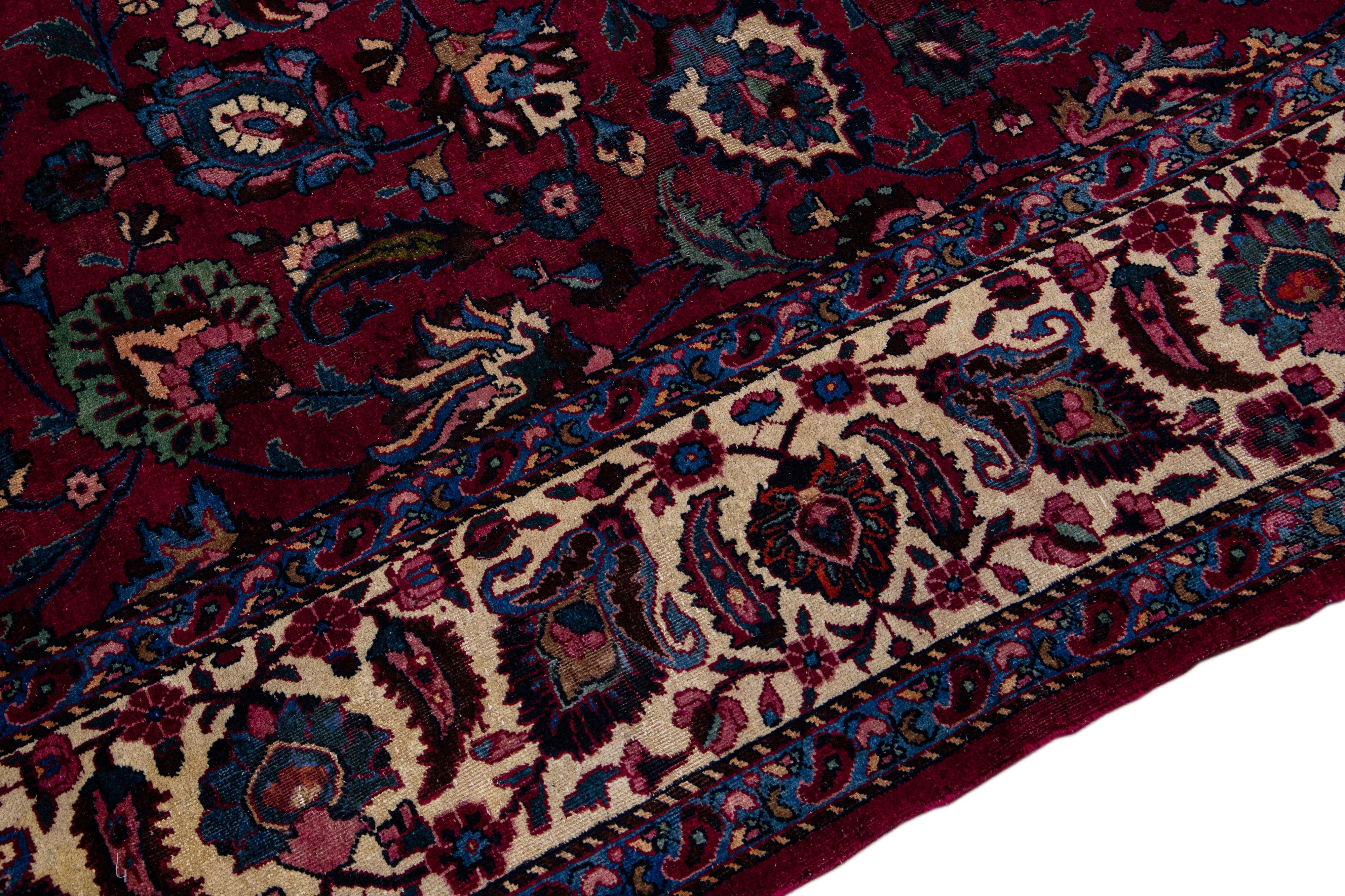 20ième siècle Ancien tapis Mashad en laine rouge à motifs floraux, fait à la main en vente