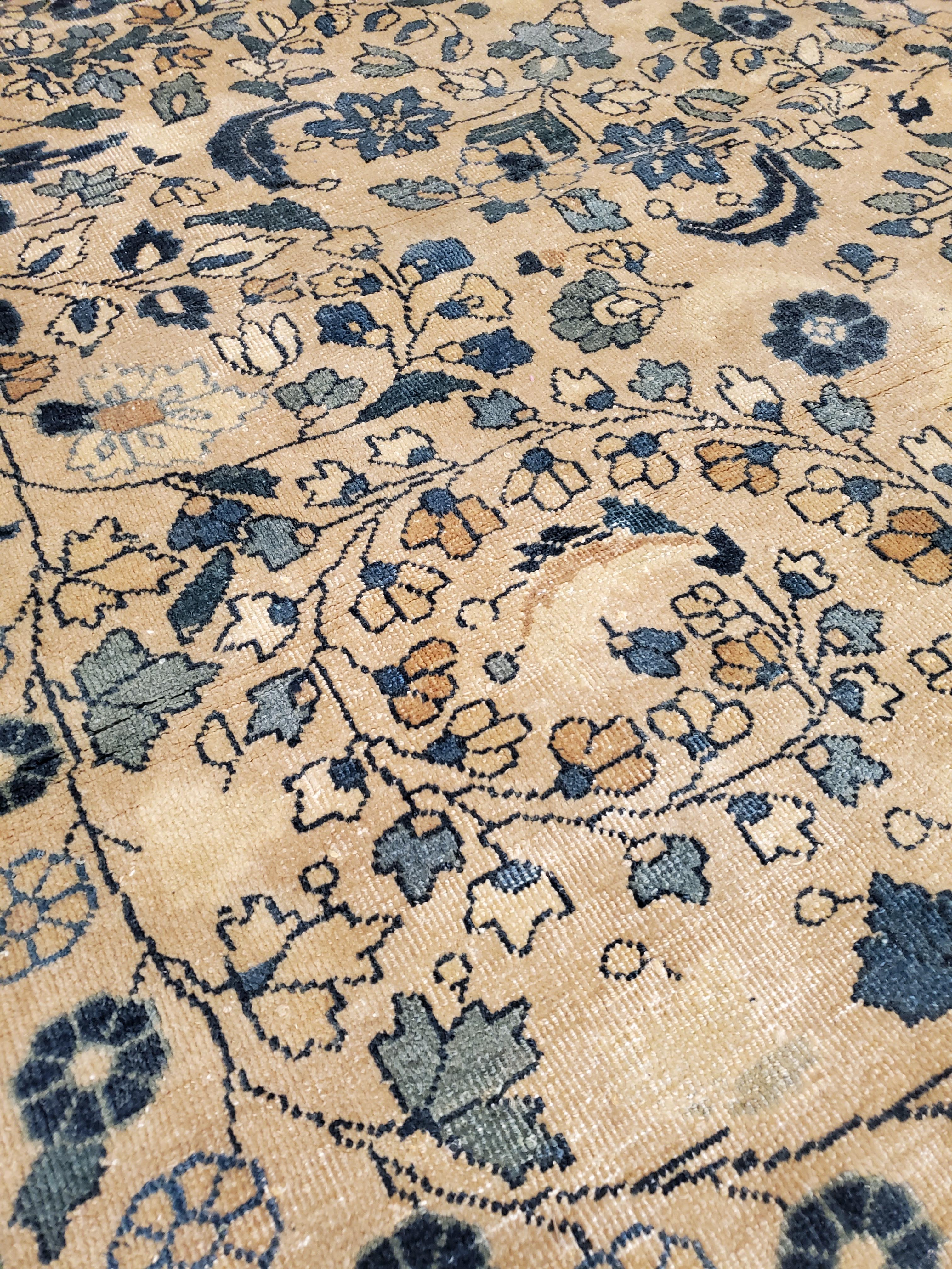 Antiker Mashad-Perserteppich, fein gewebt, weiches Blau, Beige, weiches Taupe im Angebot 3