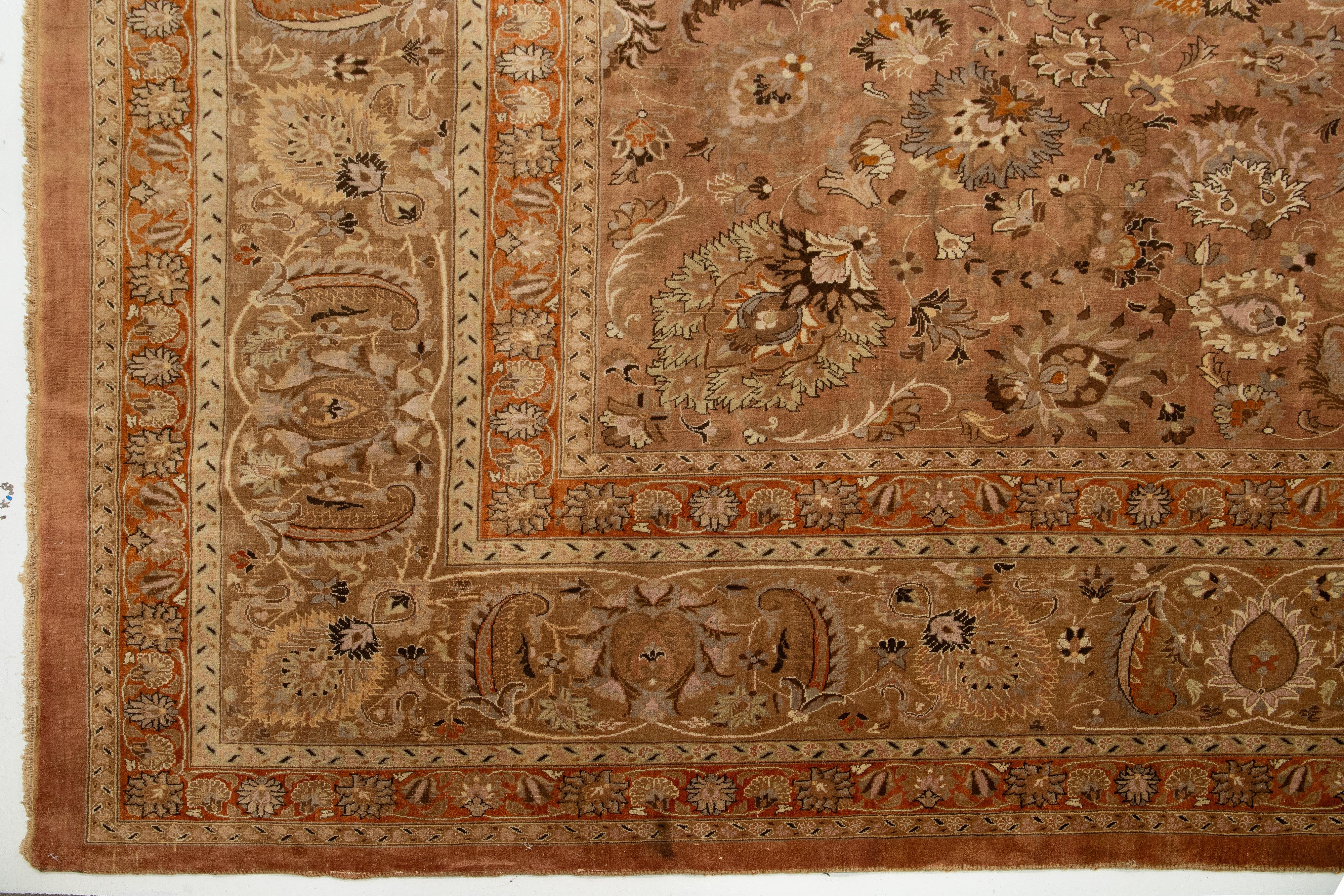 Antiker Mashad Rust Handgefertigter Rosetten Teppich aus Wolle in Übergröße im Angebot 3