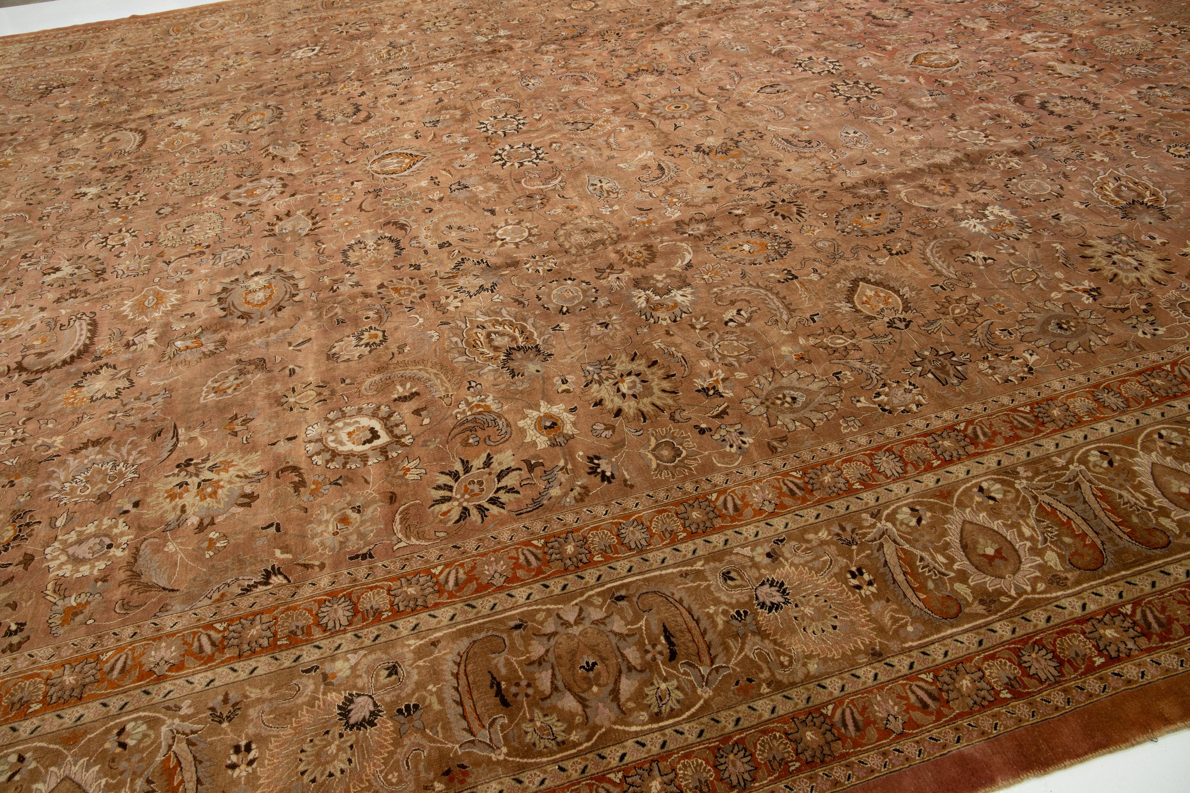 Antiker Mashad Rust Handgefertigter Rosetten Teppich aus Wolle in Übergröße im Angebot 4