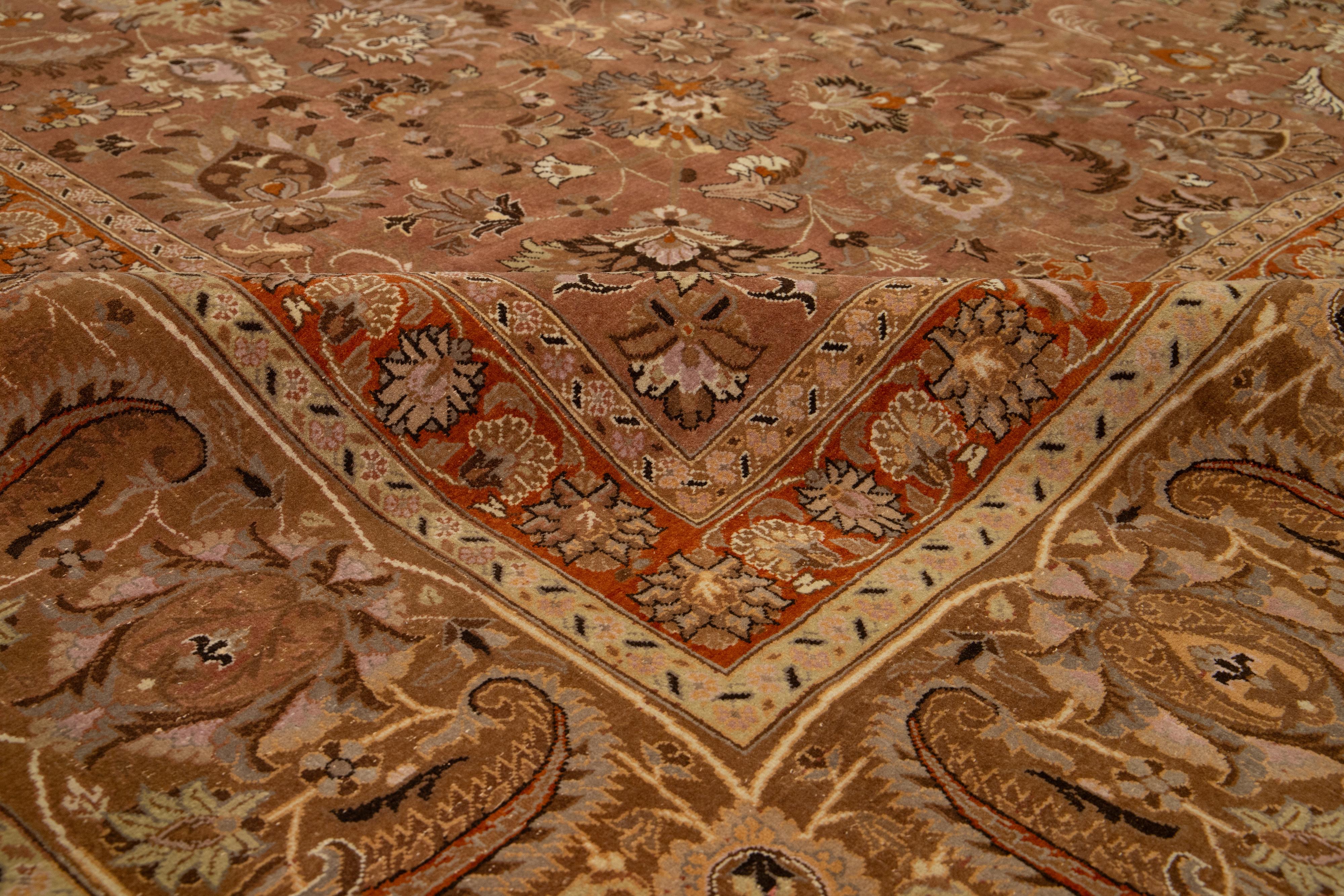 Antiker Mashad Rust Handgefertigter Rosetten Teppich aus Wolle in Übergröße im Angebot 1