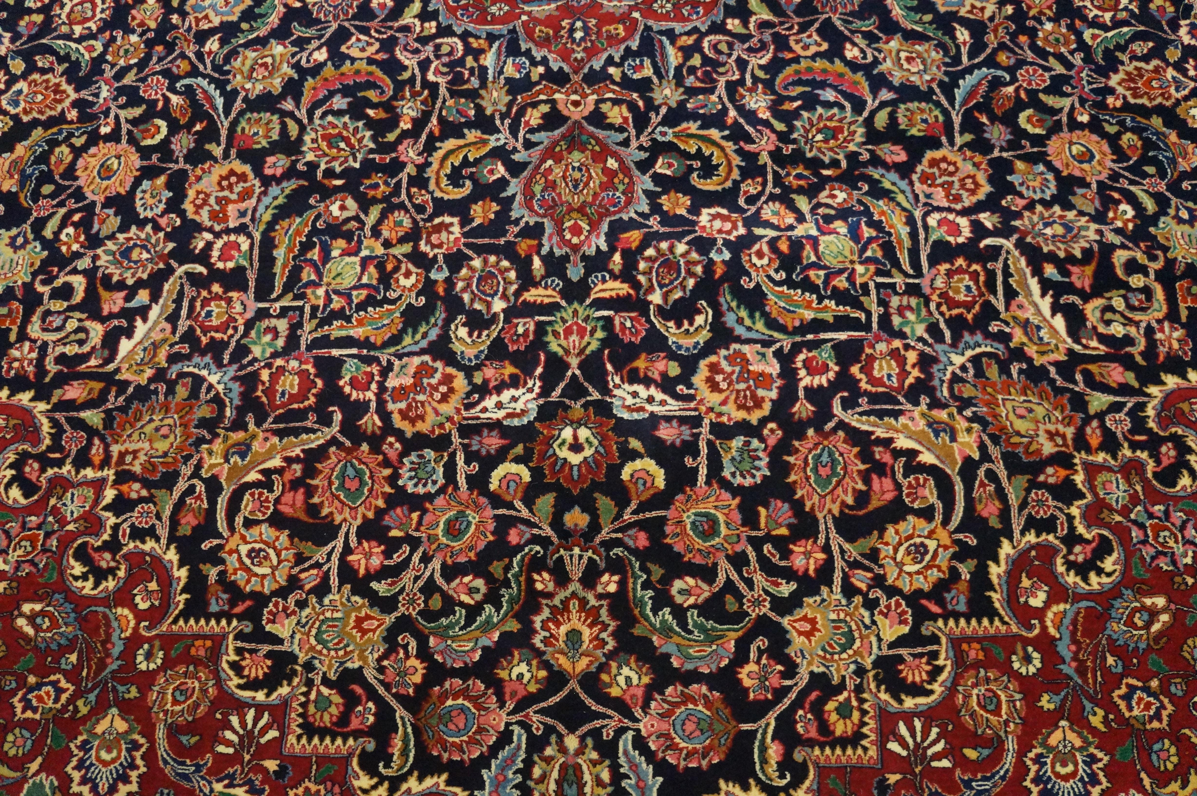 Antiker Mashhad-Teppich 2,25 m x 3,35 m (Handgeknüpft) im Angebot