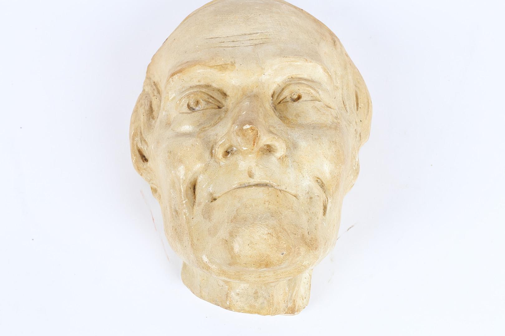 Modélisé comme le visage d'un gentleman, peut-être un pape, d'une hauteur d'environ 24 cm.

