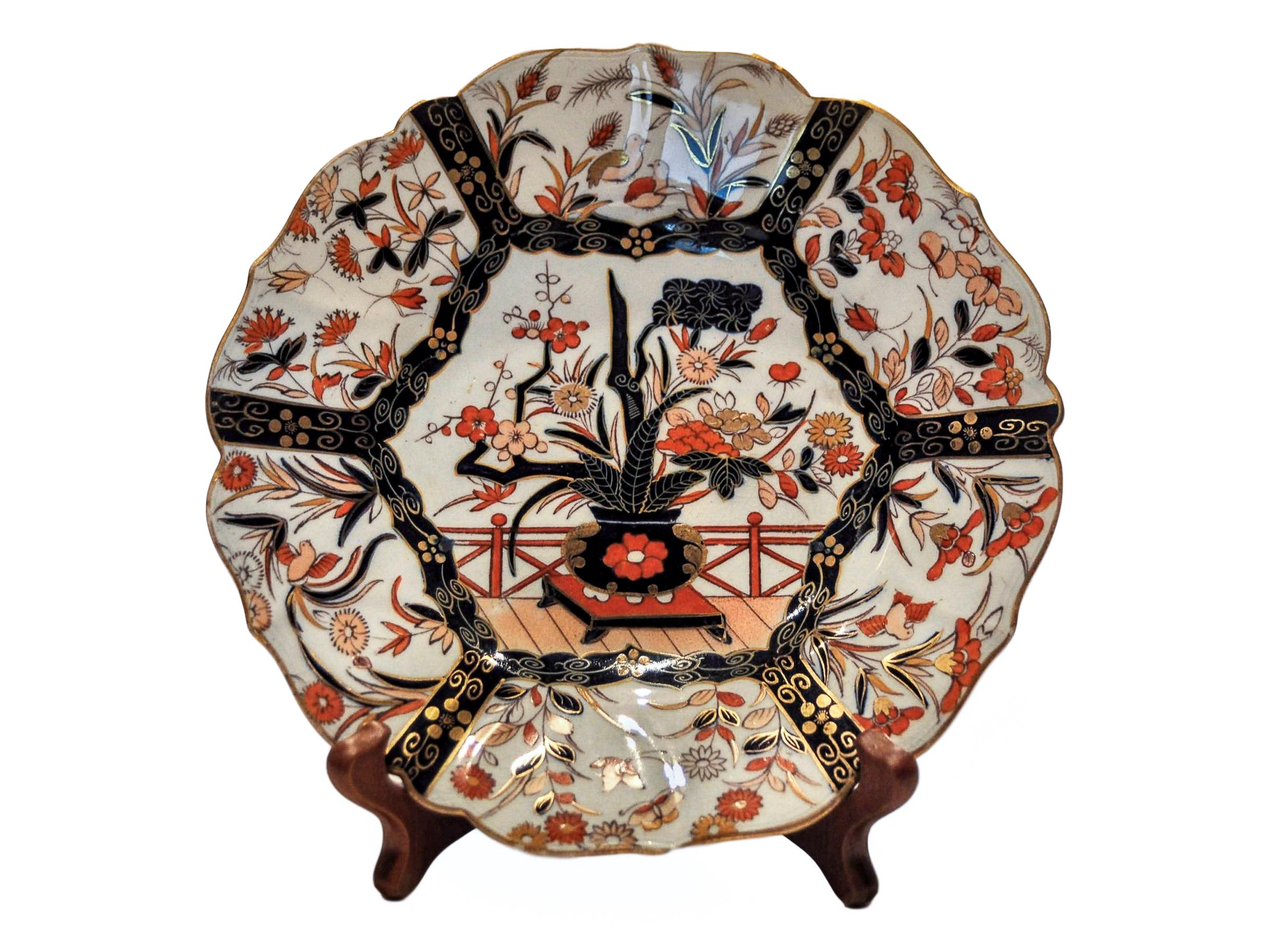 Georgien Assiette ancienne en pierre de fer de maçon:: motif Imari:: avec dorure et sculpture en vente