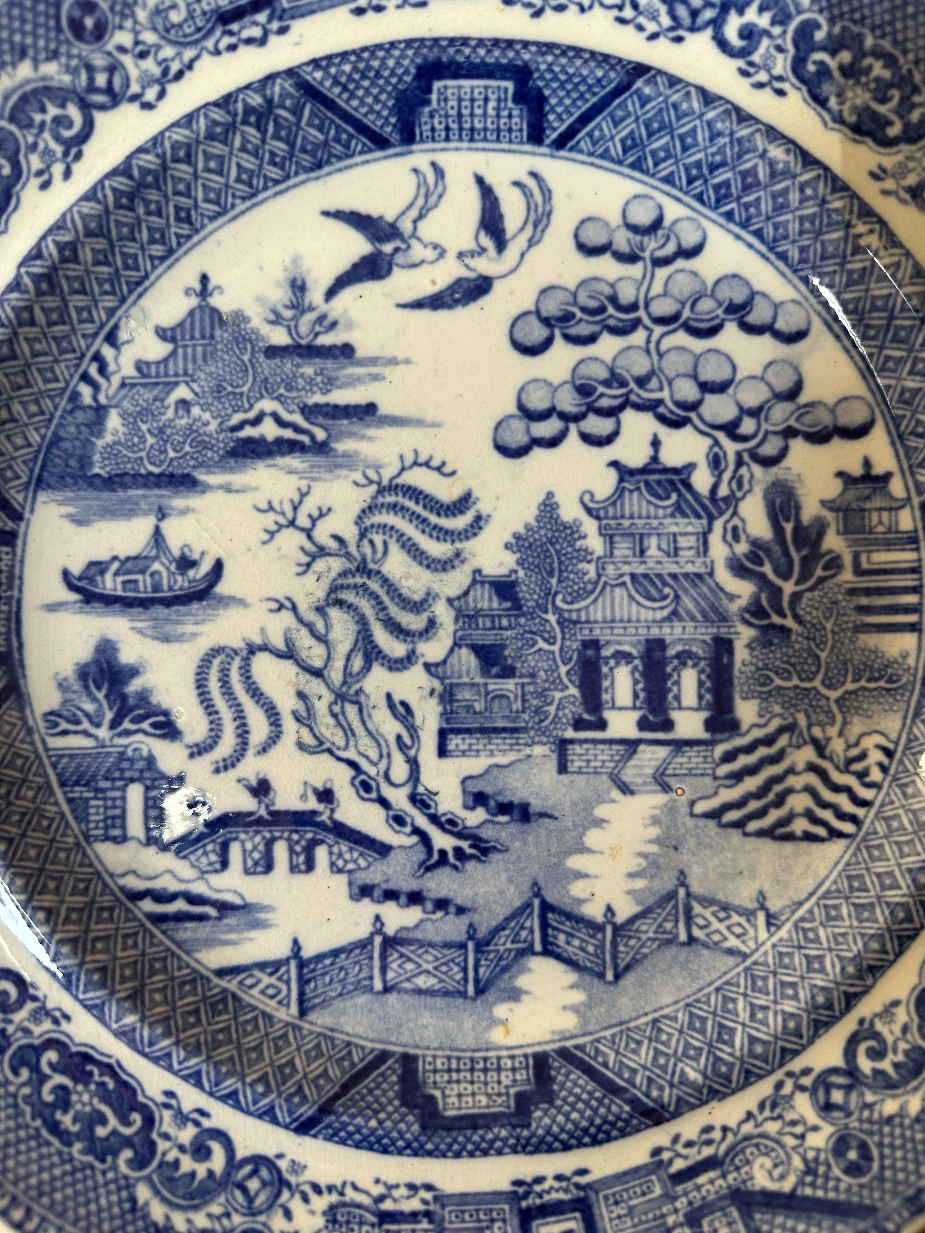 Cette assiette en céramique exceptionnelle est un bel exemple de poterie anglaise du début du XIXe siècle, produite par la célèbre société Mason's Ironstone China vers 1820. Avec le motif emblématique Blue Willow, cette pièce allie un design élégant
