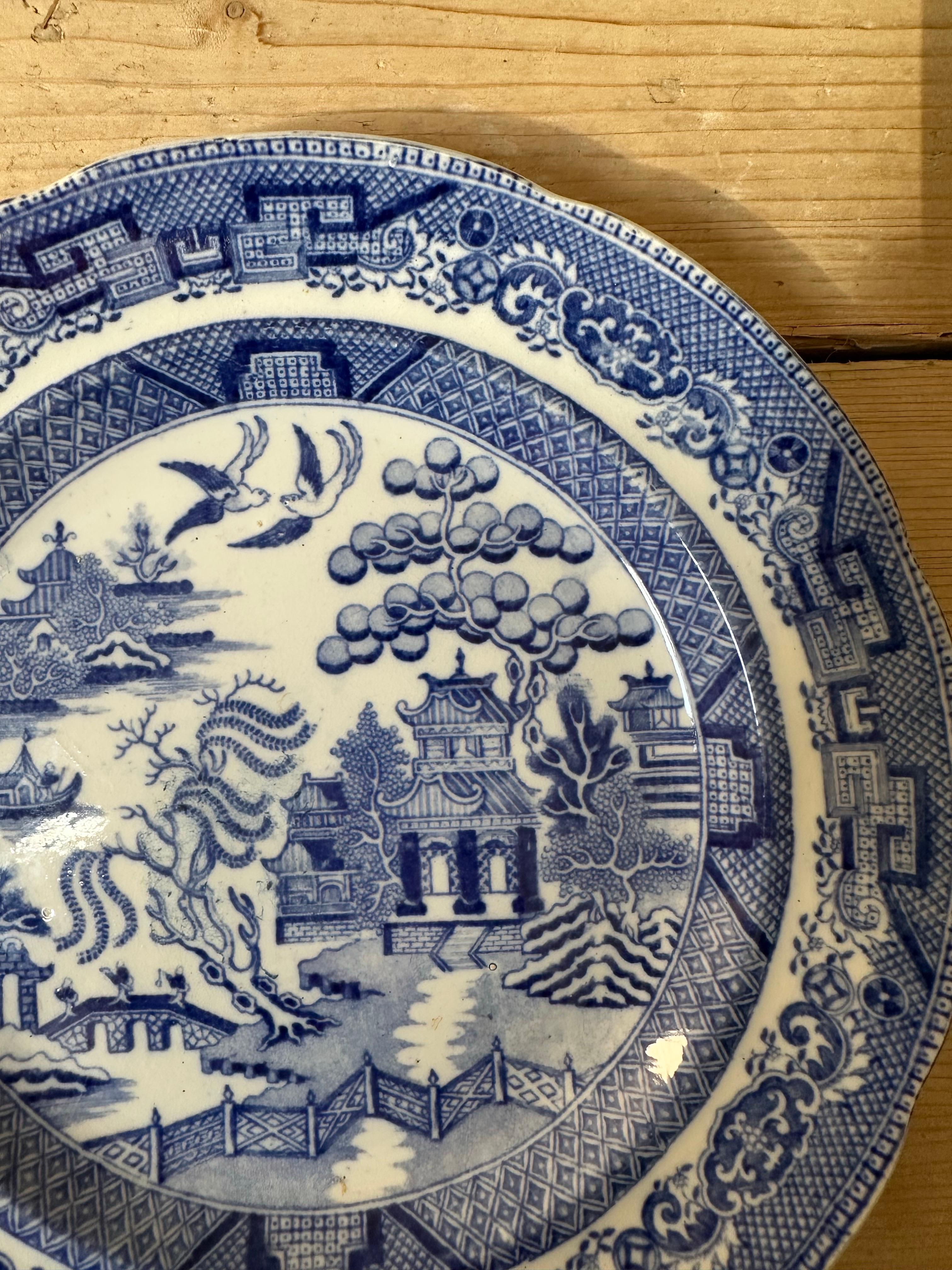 Vernissé Ancienne assiette de Mason's Ironstone - motif de saule bleu, Circa 1820 en vente