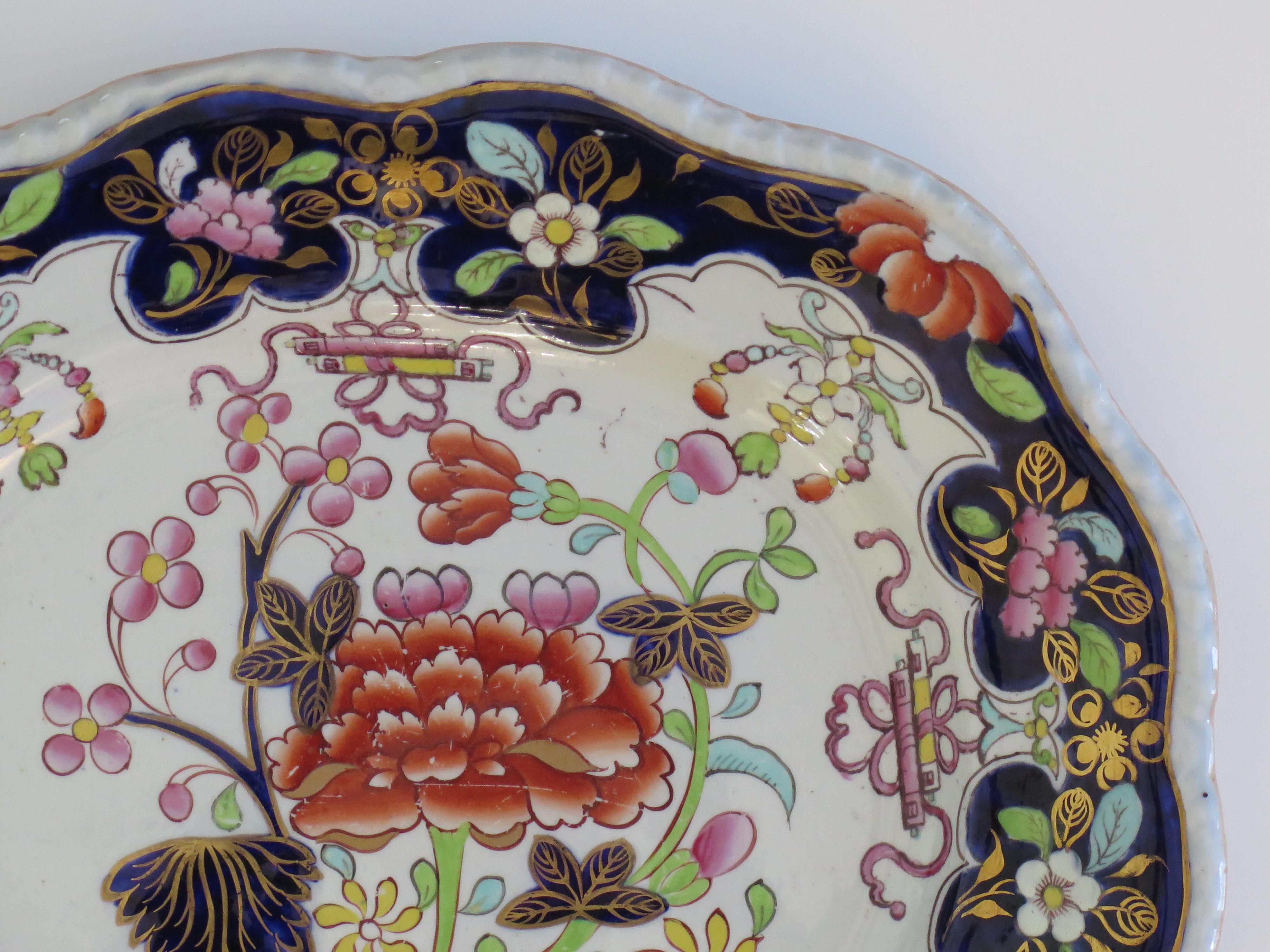 Inglese Antico piatto da portata Mason's Ironstone con motivo a volute e peonie rosse, circa 1835 in vendita