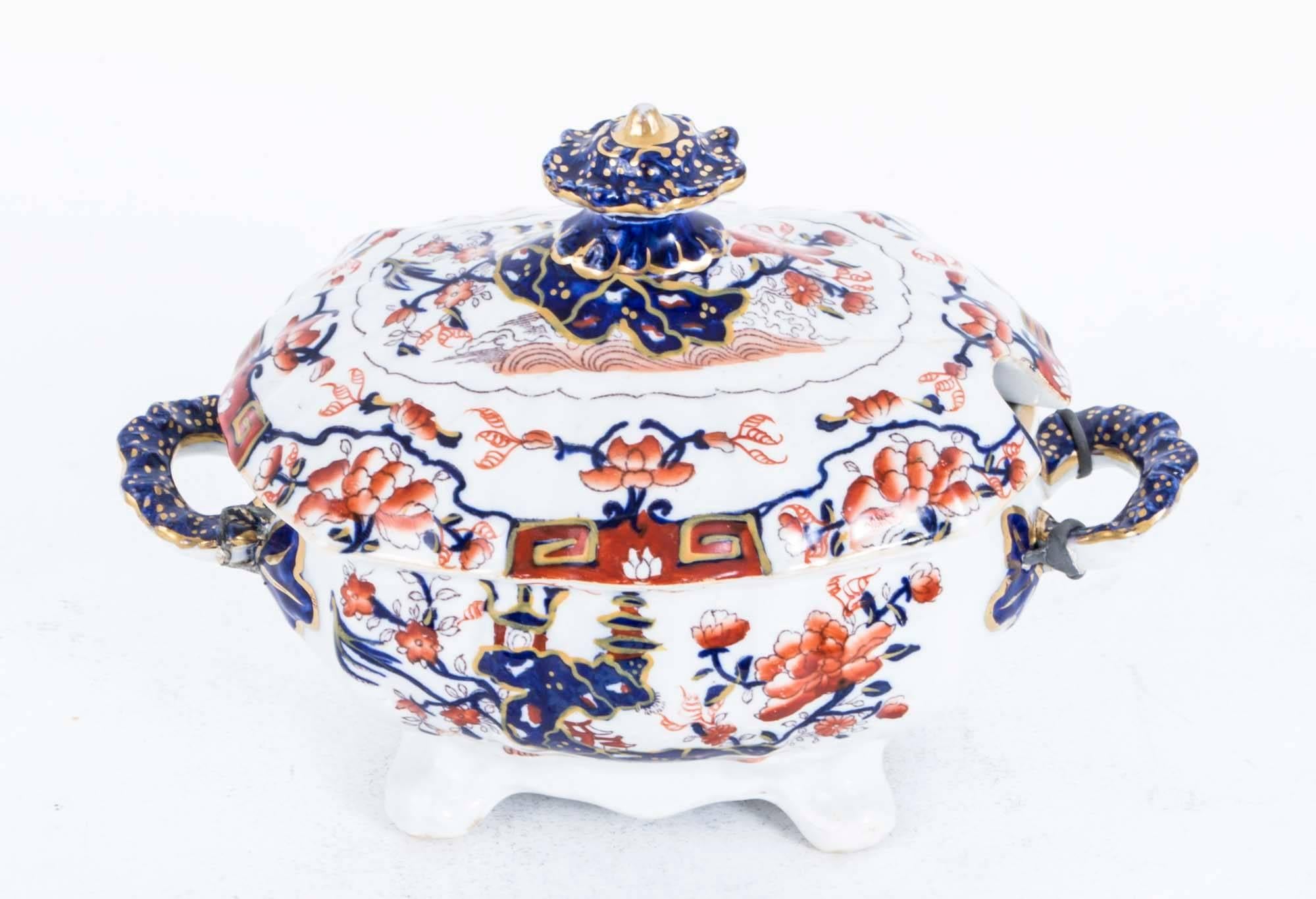 An early and boldly decorated Mason's Patent ironstone indented shape dinner service circa 1813-1820 in date.

The vibrant Japan pattern depicting flowers and oriental temples. Printed in underglaze blue and then hand painted with iron red, cobalt