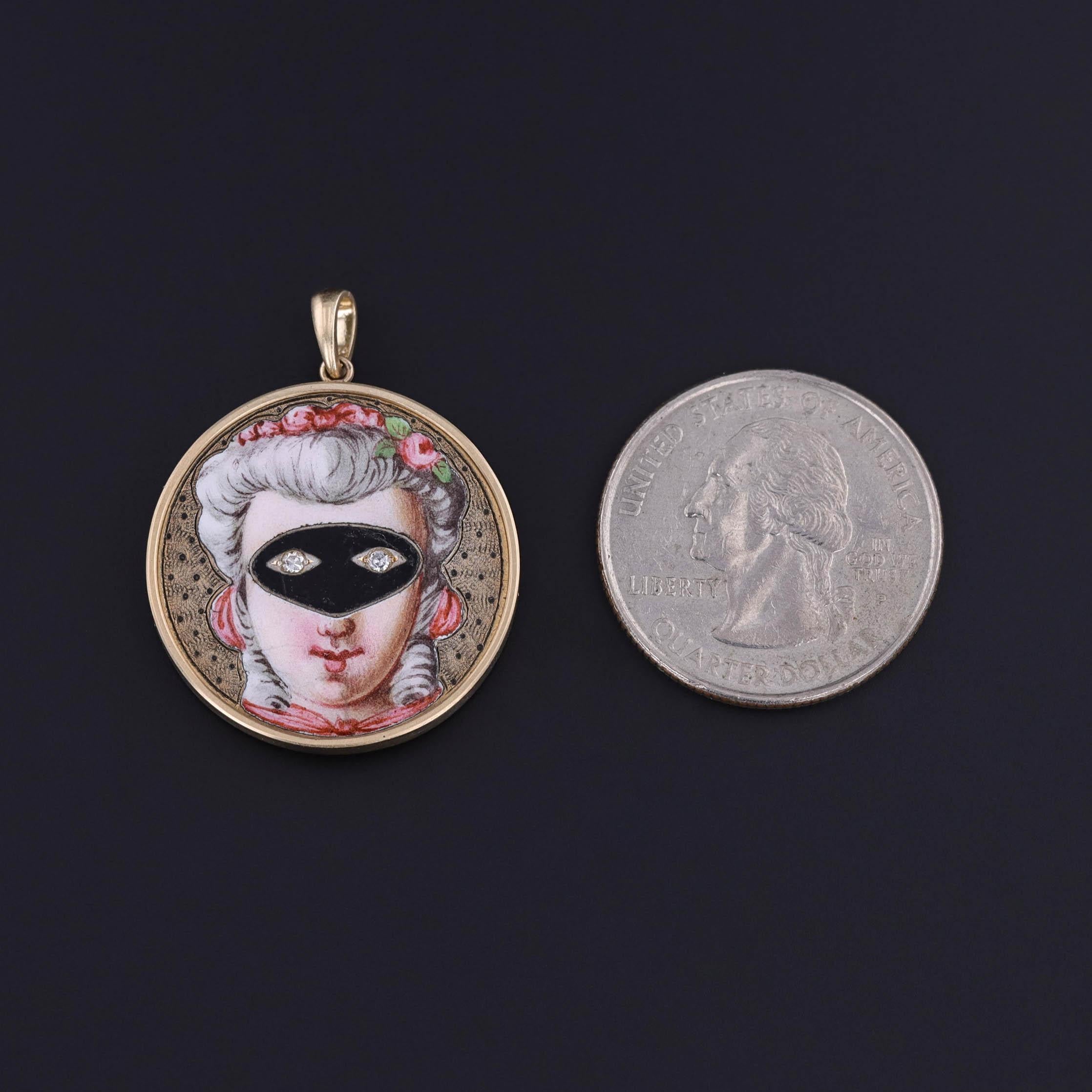 Questo straordinario ciondolo presenta una donna finemente smaltata che indossa una maschera nera e i cui occhi scintillano con accenti di diamanti. Realizzato originariamente come gemello antico (circa 1850-1860), il Jewell è stato trasformato con