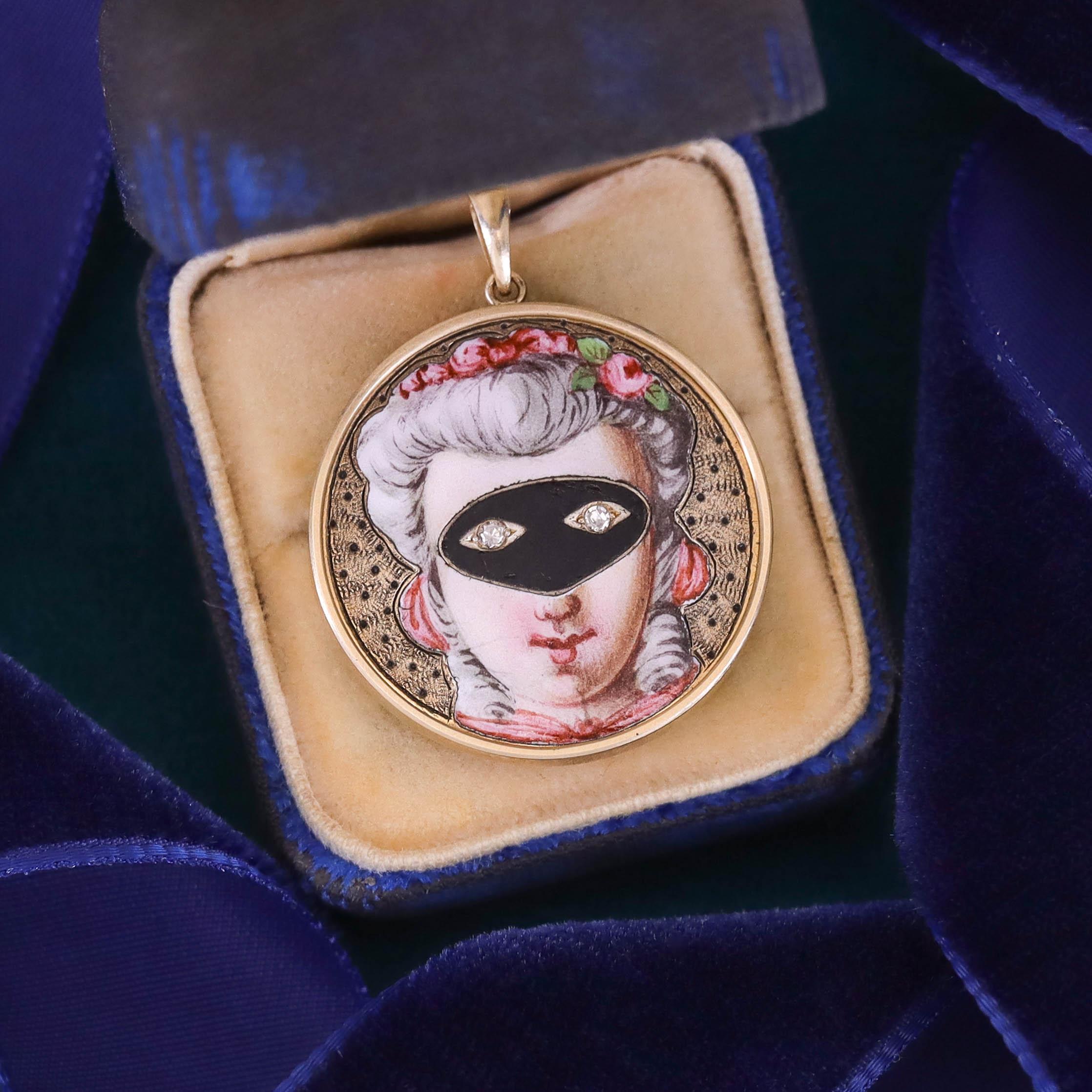 Ciondolo antico in oro 14k con mascherina In condizioni buone in vendita a Lewisburg, PA