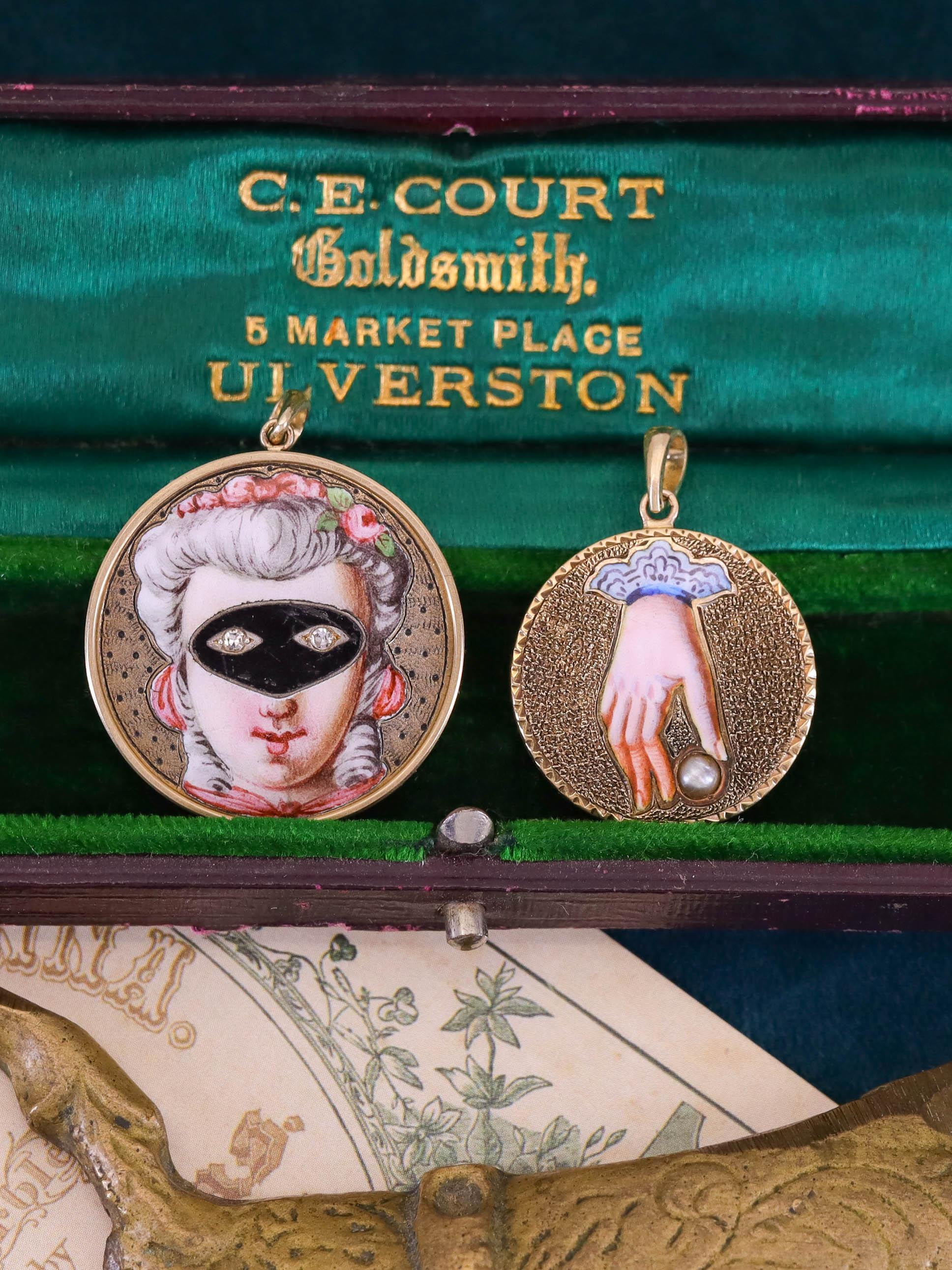 Donna Ciondolo antico in oro 14k con mascherina in vendita