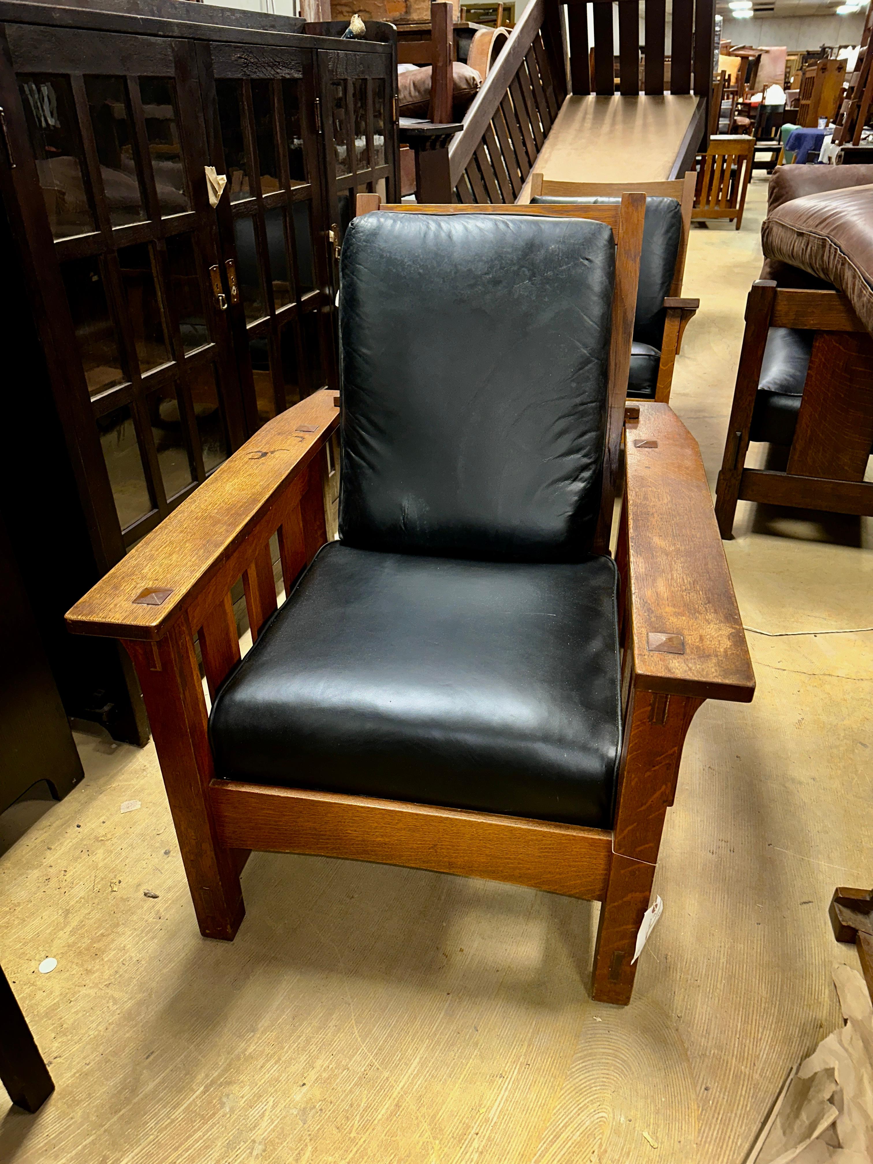 Se trata de una Silla Morris Arts & Crafts de gran aspecto, fabricada a principios del siglo XX. Es una silla enorme - Perfecta para un tipo grande o para compartirla con un nieto. La silla está en excelentes condiciones, con un gran estado