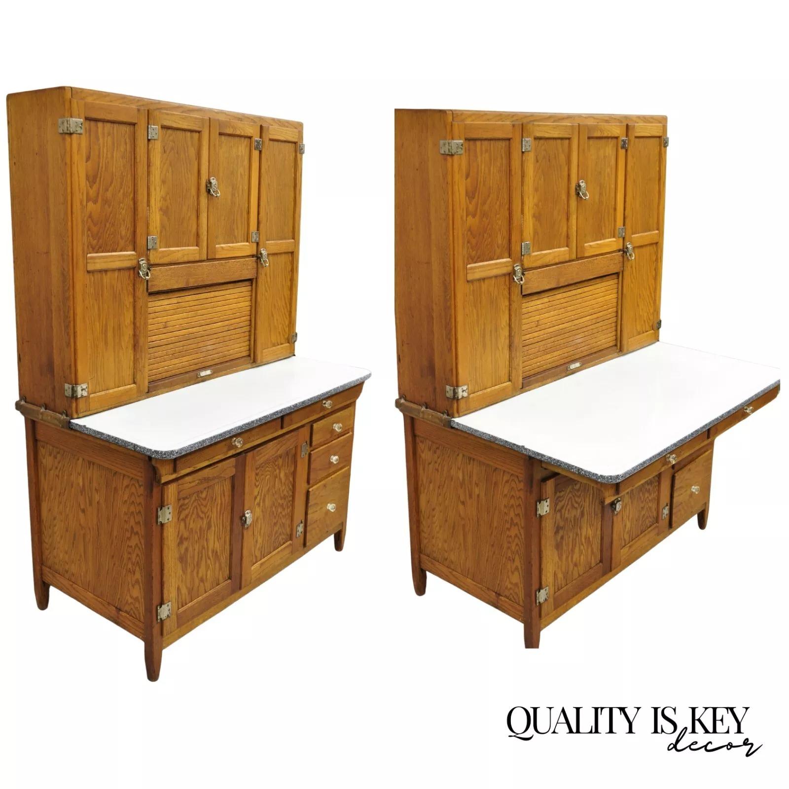 Ancienne armoire de cuisine en bois de chêne Hoosier de Mastercraft. L'article se caractérise par une construction en deux parties, un plateau à queue d'aronde, le cachet original 