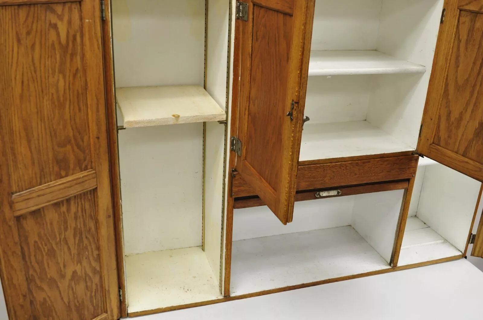 20ième siècle Armoire de cuisine antique Mastercraft en chêne, porcelaine, émail et Hoosier en vente