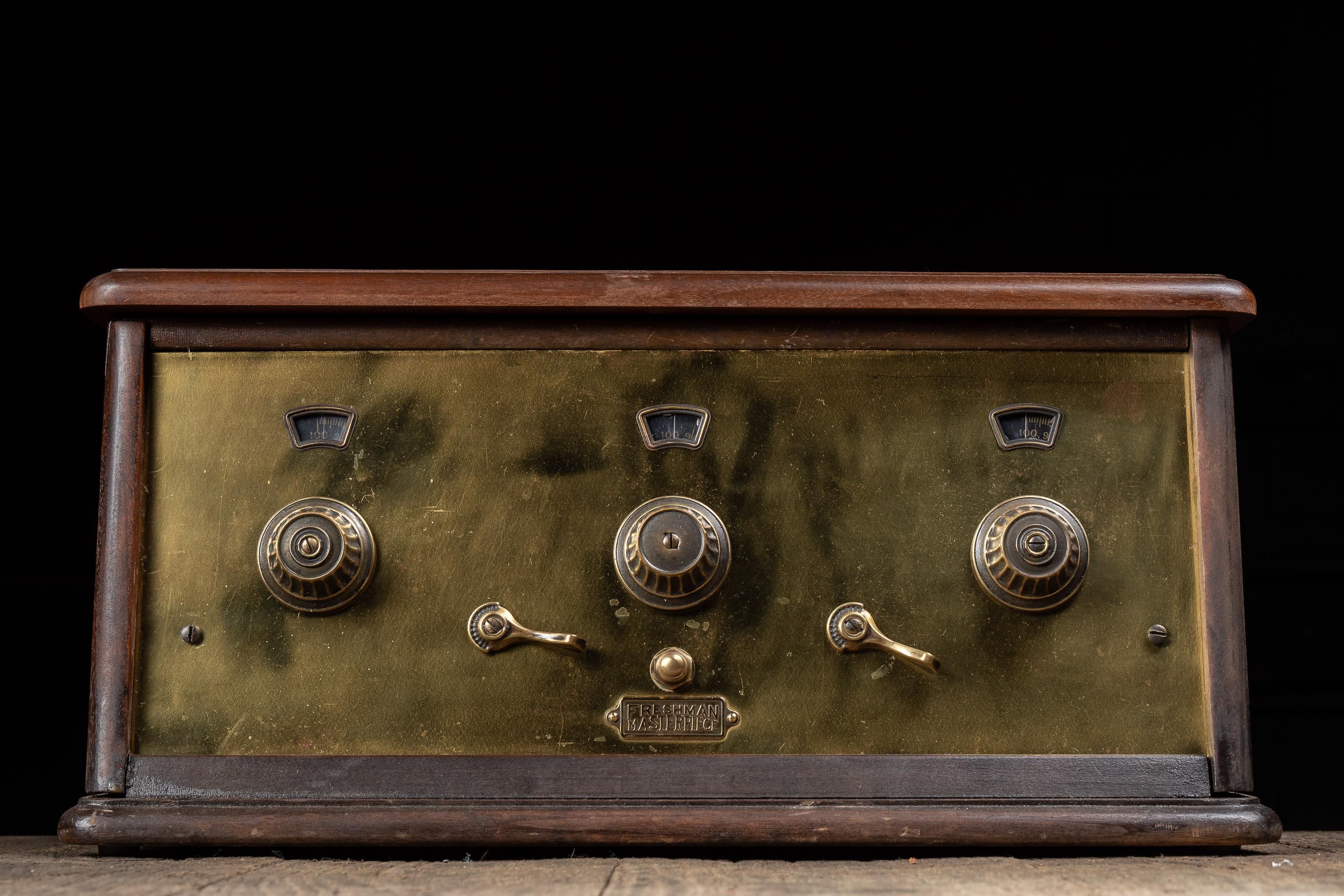 1926 ; Charles Freshman Co. Inc - New York

Radio de table presque antique avec une magnifique façade en laiton et des boutons et leviers en laiton d'origine.

• Type de modèle : Récepteur de diffusion de table
• Circuit principal : Fréquence radio
