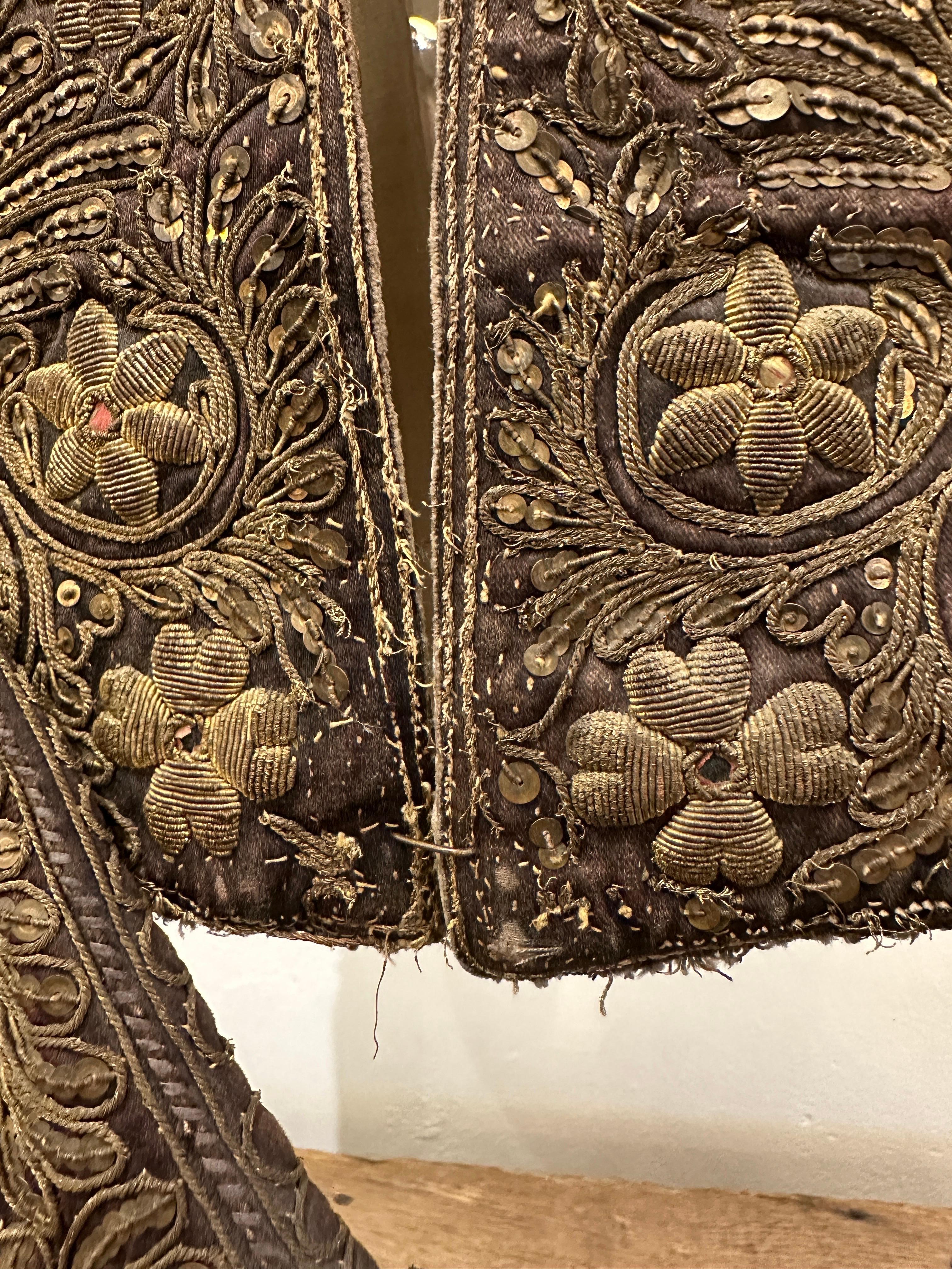 Veste de matador ou de torero ancienne dans une boîte en acrylique personnalisée, vers les années 1850 en vente 8