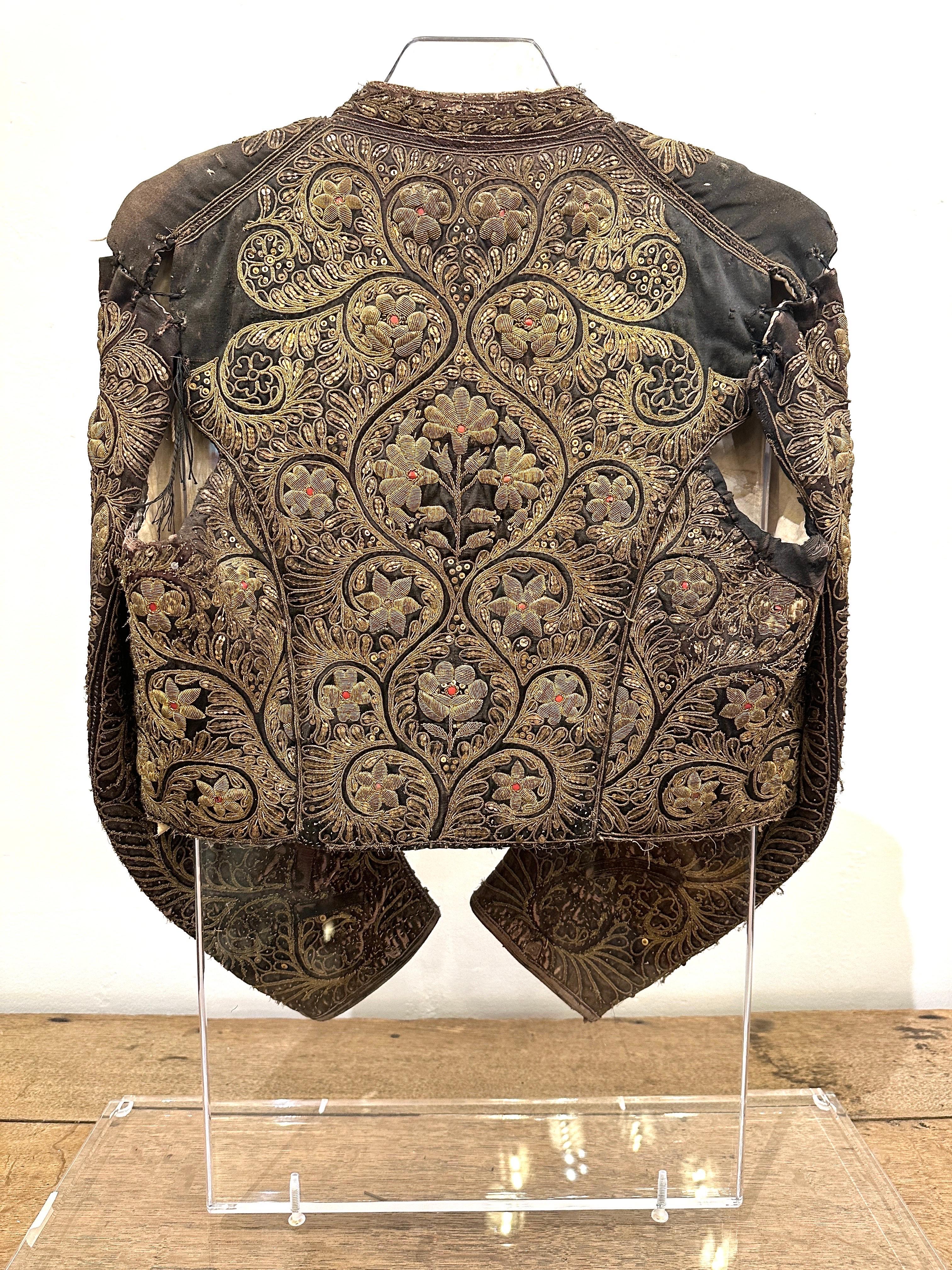 Veste de matador ou de torero ancienne dans une boîte en acrylique personnalisée, vers les années 1850 État moyen - En vente à East Hampton, NY