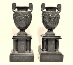 Paire d'urnes ou de garnitures anciennes en bronze coulé et ardoise polie