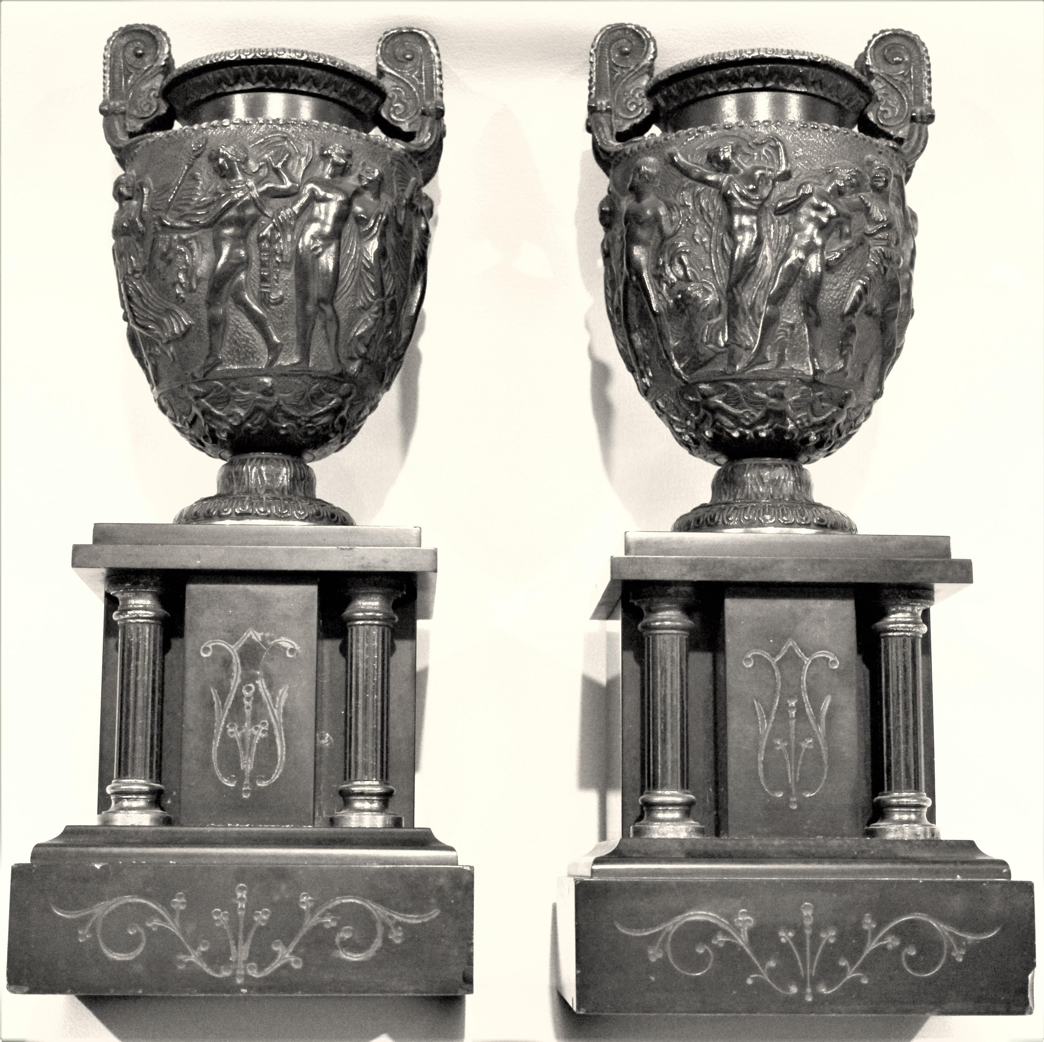 Calco Coppia di vasi da piedistallo in bronzo fuso e ardesia lucidata, o guarnitori in vendita