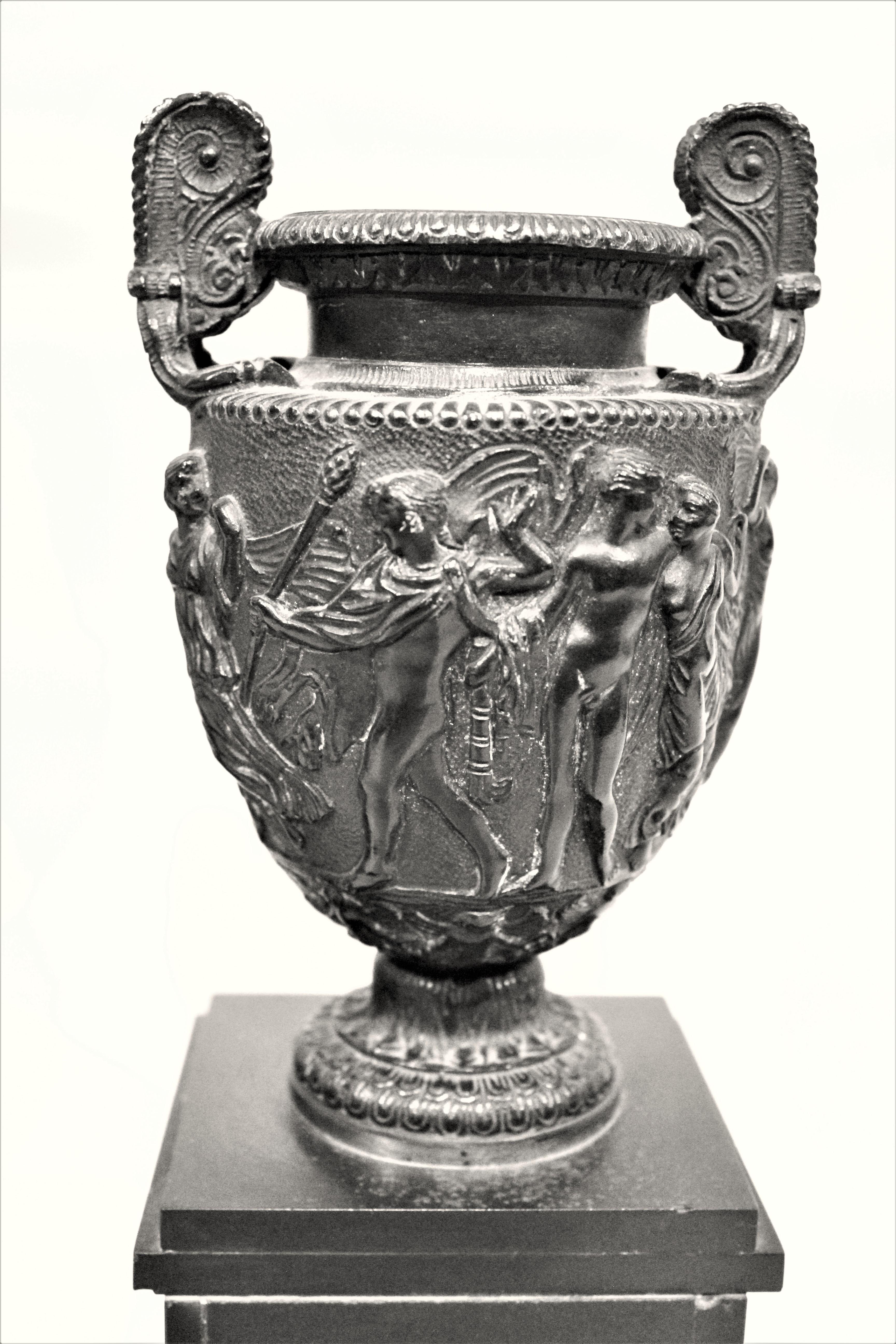 Pair of Antique Cast Bronze and Polished Slate Pedestal Urns, or Garnitures For Sale 2