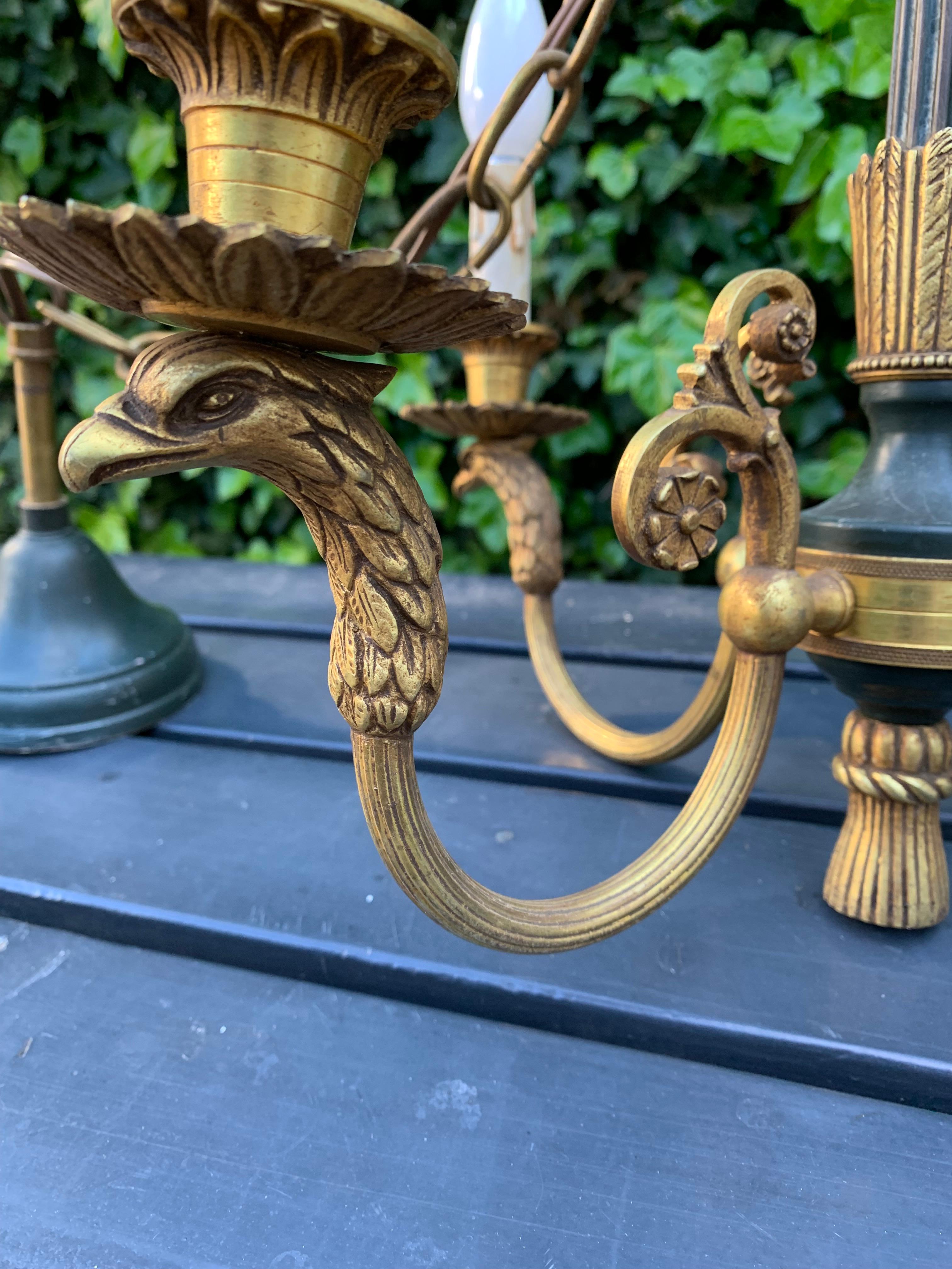 Doré Paire de lustres anciens et assortis de style Empire, sculptures d'aigle en bronze doré en vente