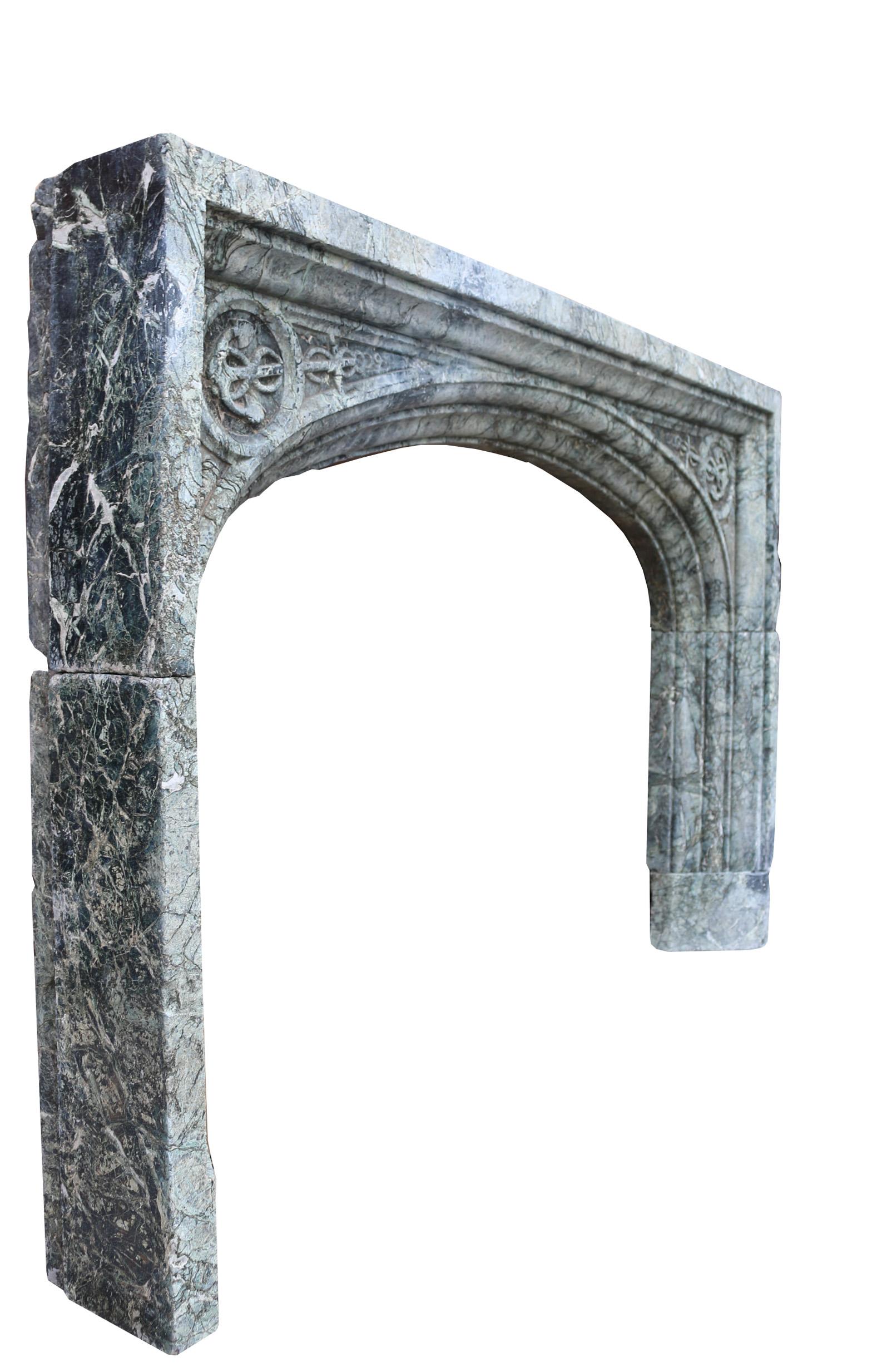 Intéressant entourage de cheminée en marbre vert Maurin du XIXe siècle, avec des ancres sculptées dans des rondeaux de chaque côté de l'arc.

Mesures : profondeur 20 cm (total) 15 cm (visible une fois installé)

Hauteur d'ouverture 89