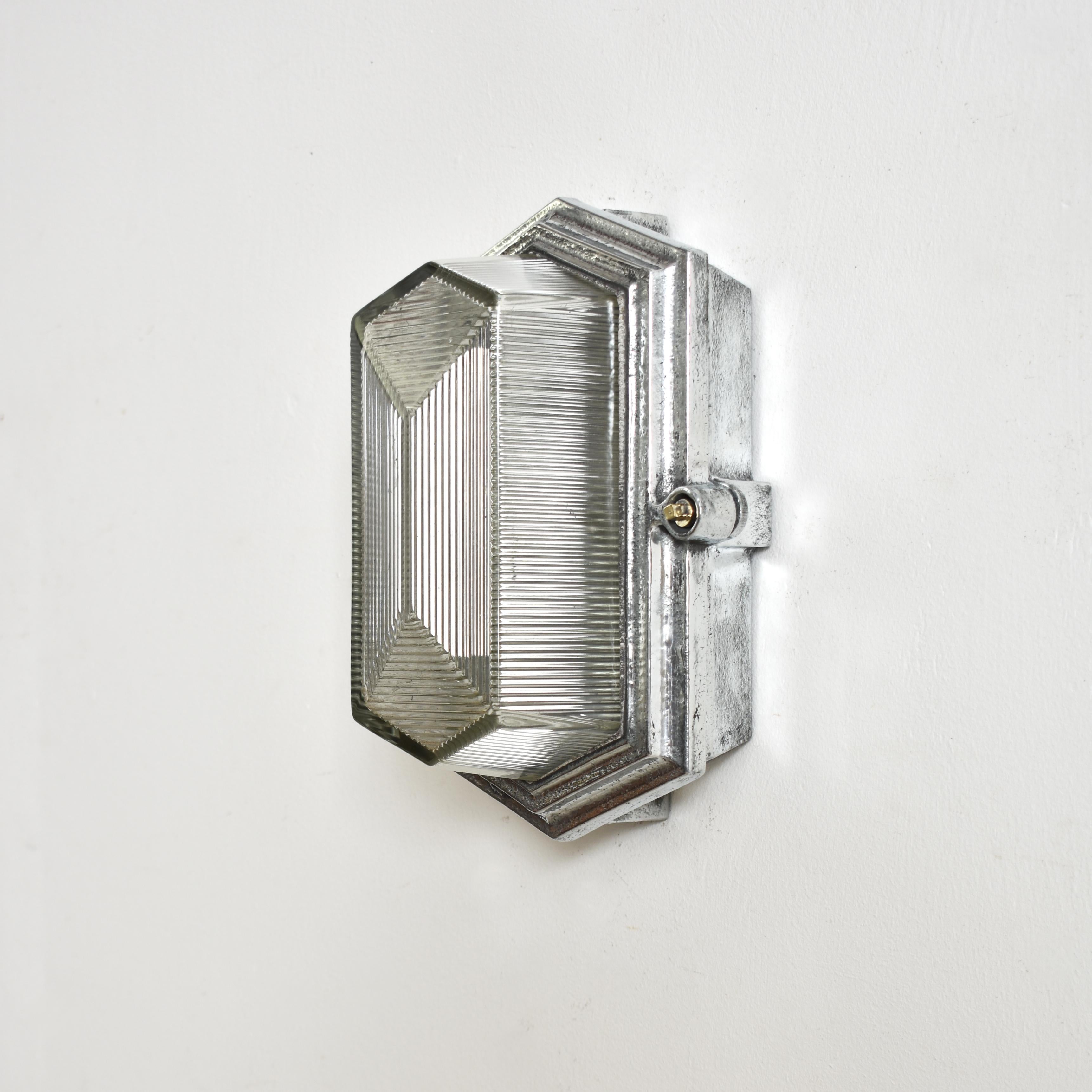 Antique Maxlume Industrial Bulkhead Polished Bathroom Wall Light

An original cast steel bulkhead light manufactured by ‘Maxlume’.The light was originally used in a paint factory and consists of a linear prismatic flameproof glass lens and