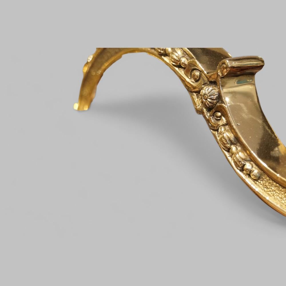 Mazarin-Kronleuchter aus Bronze 
Dieser Bronze-Kronleuchter Mazarin 
 Wurde um 1910 in Frankreich hergestellt.
Diese Kronleuchter sind unglaublich, fein in Bronze gegossen.
Mit dem Ananas-Finial am Sockel und den 8 geschwungenen Armen, die mit