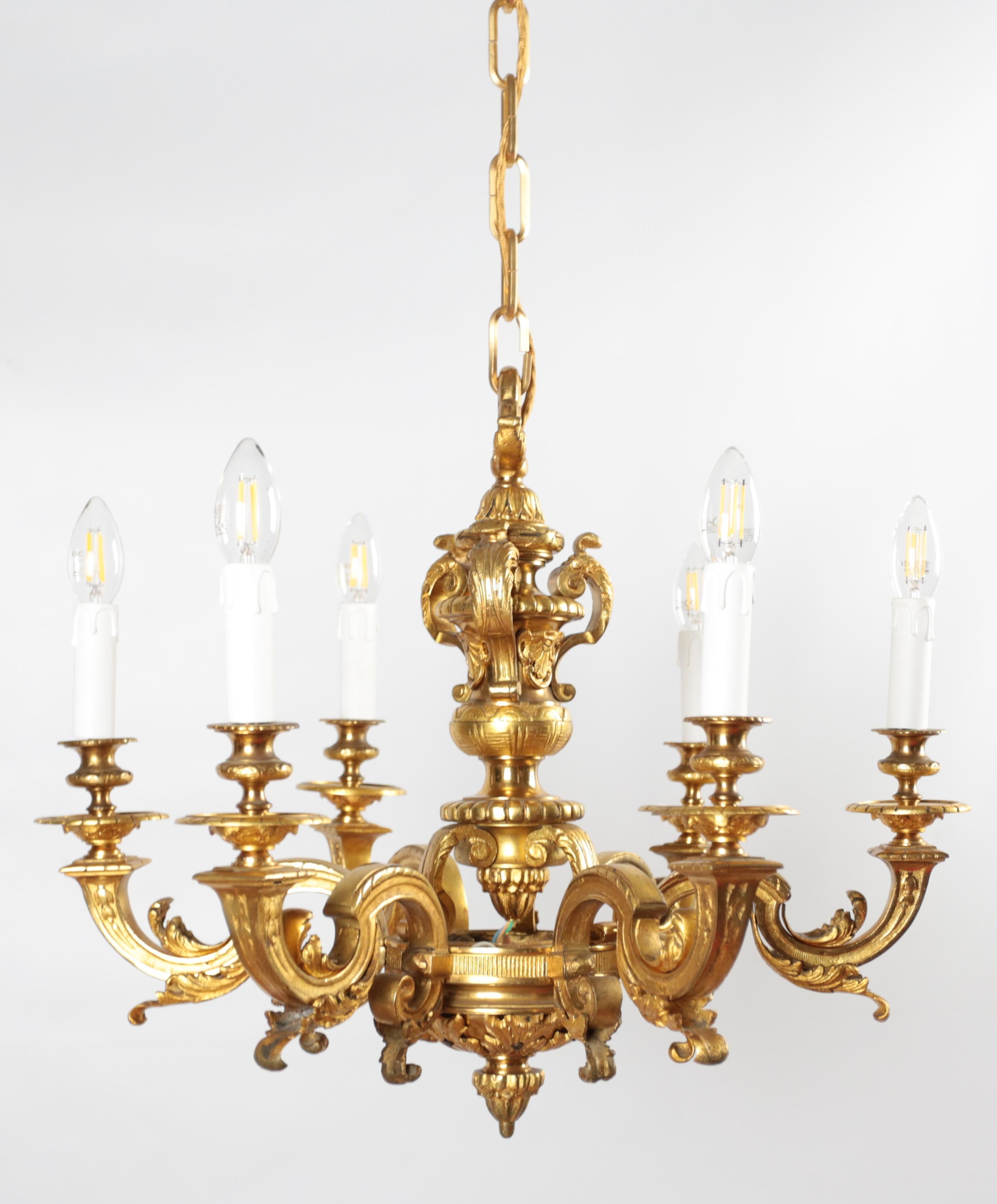 Antique Mazarin gilt bronze chandelier

Six-arm luxury chandelier made of gilded bronze after total restoration - completely new electrical installation: new wiring, new sockets, new sheaths and a new supply cable with fabric braiding in the old