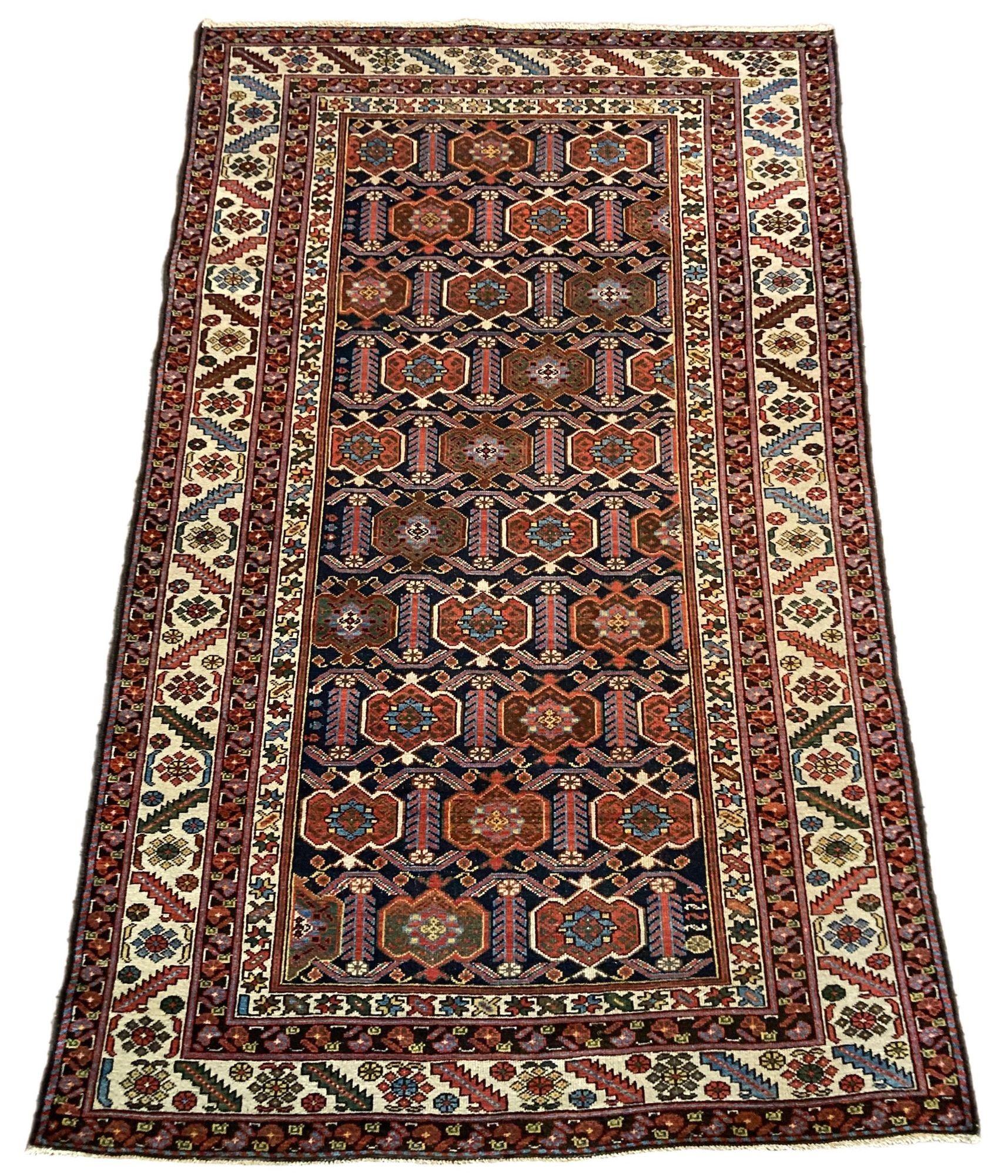 Ein schöner antiker Mazlagan-Teppich, handgewebt um 1900, mit einem Allover-Muster aus stilisierten Blumen auf einem tiefen indigoblauen Feld und einer elfenbeinfarbenen Bordüre. Einige sehr interessante Designelemente und fabelhafte Sekundärfarben