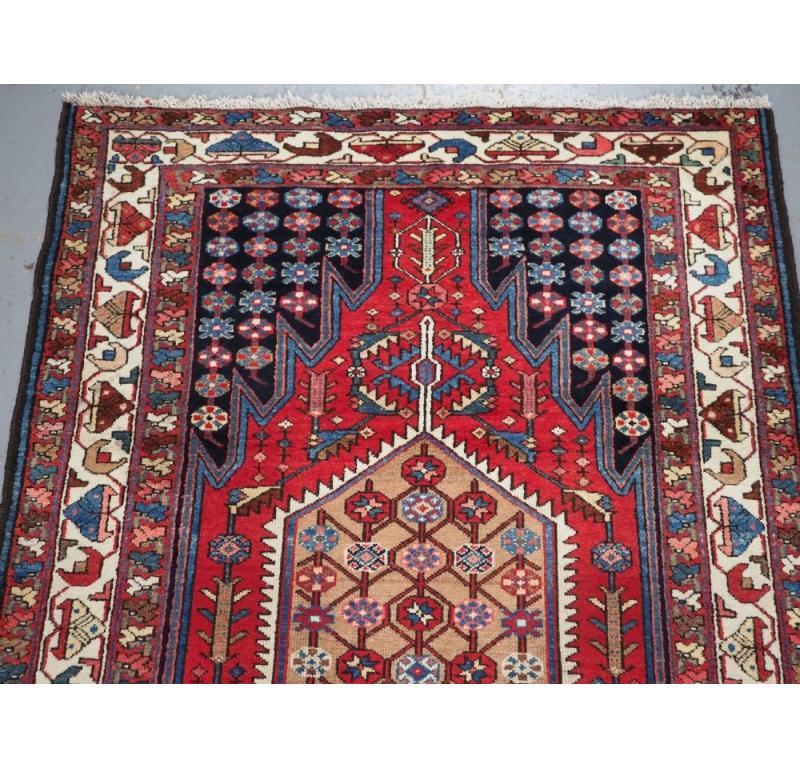 Perse Tapis Mazlahan ancien avec médaillon de fond camel, vers 1900/20 en vente