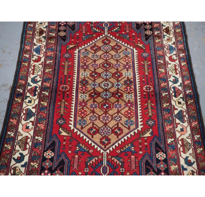 Tapis Mazlahan ancien avec médaillon de fond camel, vers 1900/20 Bon état - En vente à Moreton-In-Marsh, GB